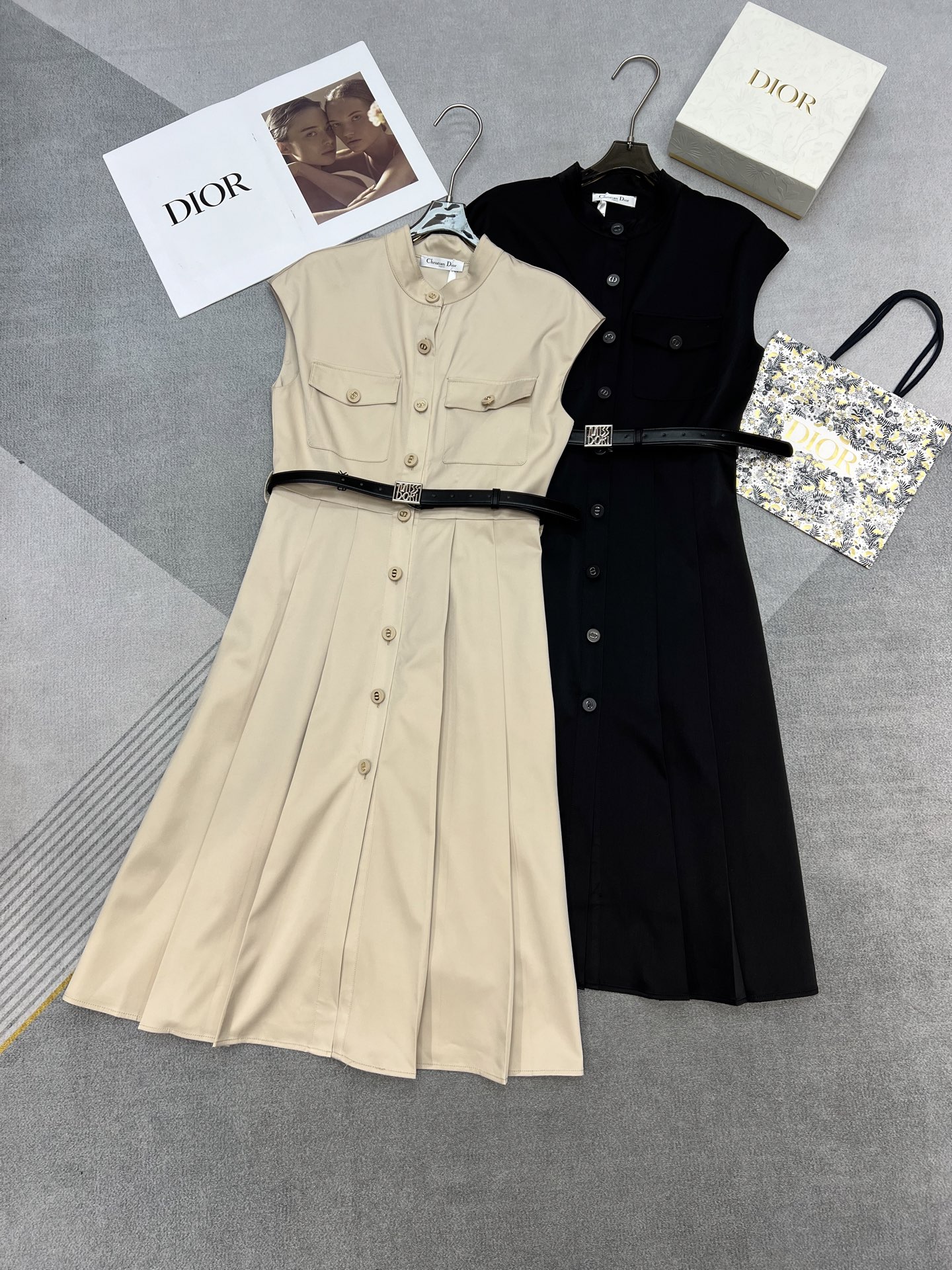 NO:310399,High-quality Dior 2025 summer new dress, round neck design is not stuffy, waist-side embroidered CD bee with exquisite small belt, waist-hugging style makes it look slim, fabric is comfortable and comfortable, 2 colors, dior, dior, skirts, alexander wang19860909高品质Dior迪奥2025夏装新款连衣裙,圆领设计不闷热,腰侧刺绣CD小蜜蜂搭配精致小皮带,版型收腰显瘦,面料舒适感极感,2色,,dior,dior,skirts,alexander wang,Women's clothing