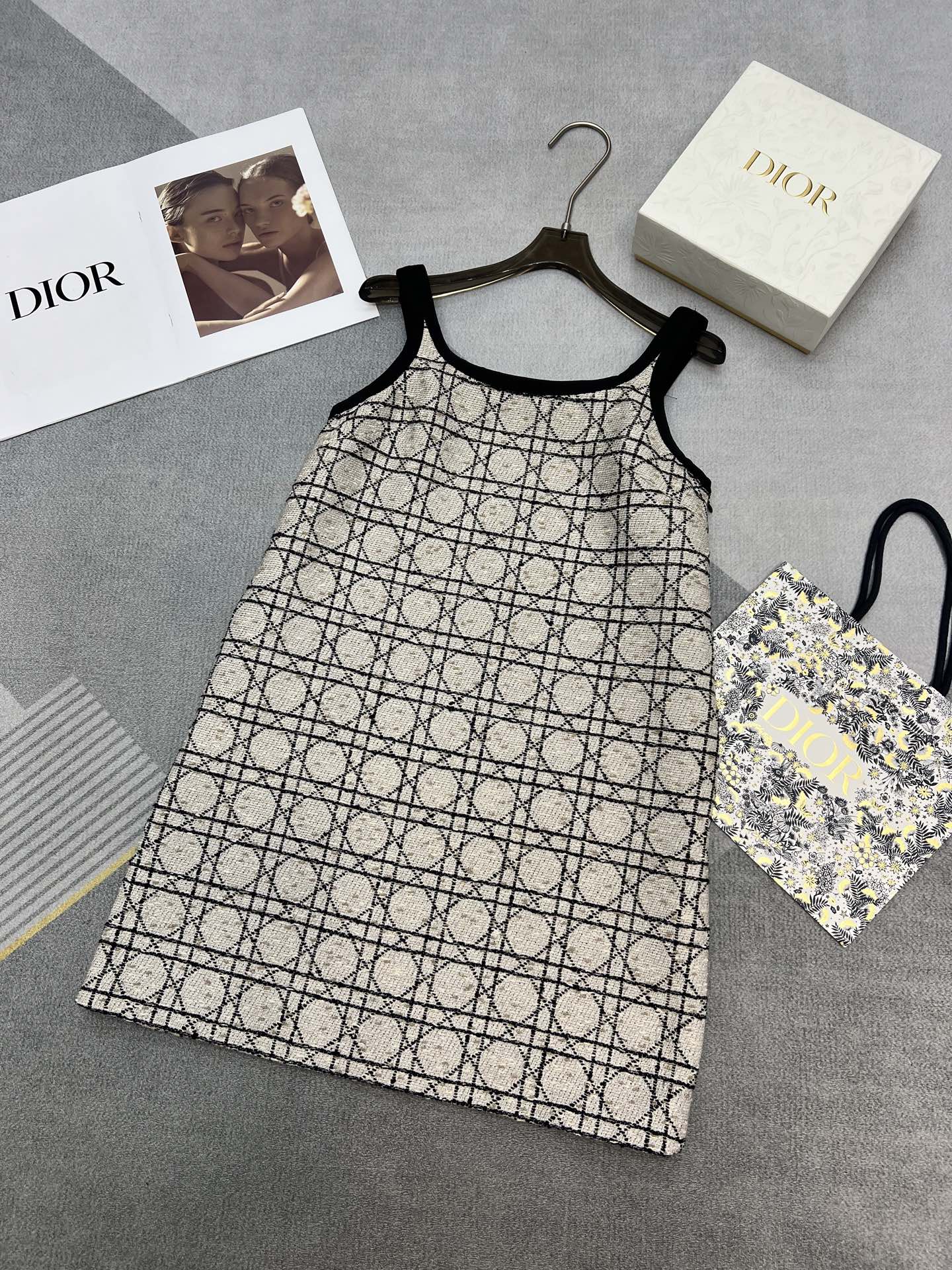 NO:310882,High-quality di*r 2025 early spring series 25 new extensive braided fabric series classic suspender vest skirt The focus is three-dimensional tailoring and color-blocking edging loose A-spoke style high-quality products with closed eyes SML, skirts, alexander wang19860909高品质di*r 2025早春系列 25新款粗放编织面料系列款 经典吊带背心裙 重点就是立体剪裁和拼色包边 宽松A摆款式 高级百搭 闭眼入的高品质单品 SML,,skirts,alexander wang,Women's clothing