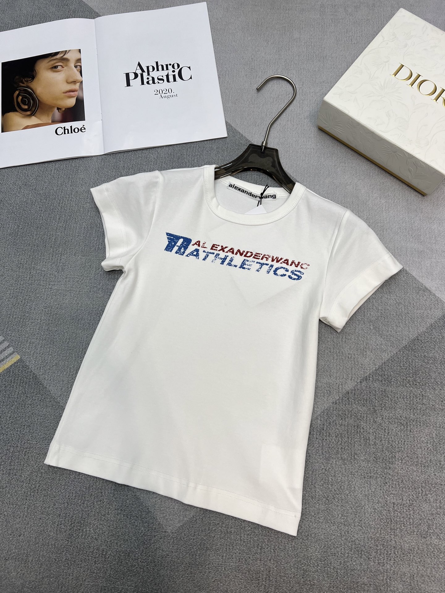 NO:310893,25SS Spring and summer new AW King's old letter T-shirt hot girl's short style, super high proportions, visual sense, blue and red letters old printed letter design is so cool, the styles and cuts are the same, the pure cotton fabric is elastic, the upper body is super beautiful, full of casual and energetic, super age-reducing and super versatile, perfect inner wear!  SM, alexander wang,tees,t-shirt,alexander wang1986090925SS 春夏新款 AW大王做旧字母T恤辣妹短版型 超级显比例美高即视感 蓝色红色字母做旧印花字母设计太酷啦版型裁剪都一致 纯棉面料有弹力 上身超好看滴 休闲活力满满 超减龄超百搭 内搭完美 ！ 码数SM,,alexander wang,tees，t-shirt,alexander wang,Women's clothing