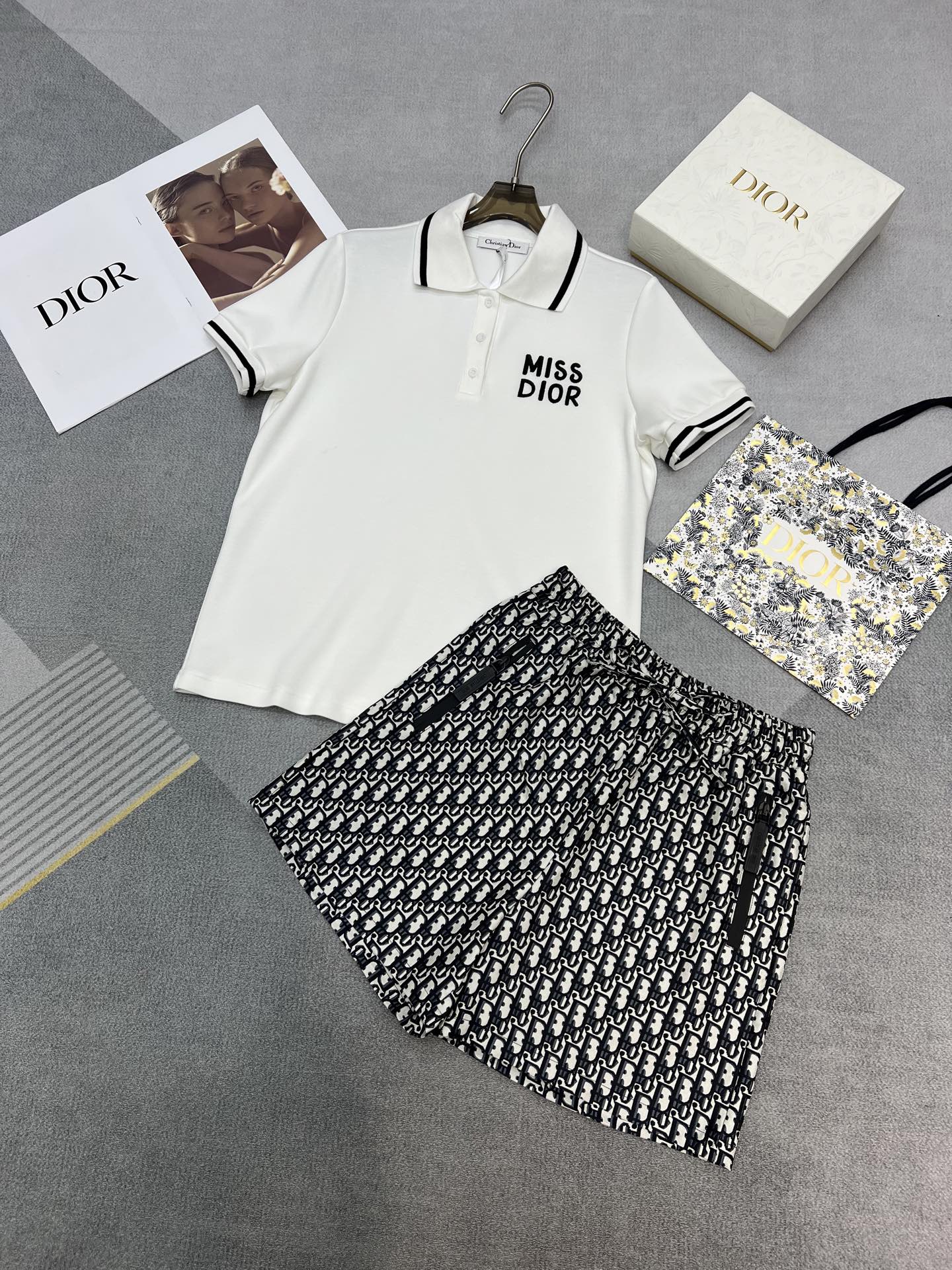 NO:311415,High-quality Dior2025 spring and summer new short-sleeved polo neck contrast top chest miss embroidered jacquard fabric custom zipper pocket shorts set SML, dior, shorts, T-shirt, alexander wang19860909高品质Dior2025春夏新款短袖polo领撞色上衣胸前miss刺绣提花面料定制拉链口袋短裤套装SML,,dior,shorts,T-shirt,alexander wang,Women's clothing