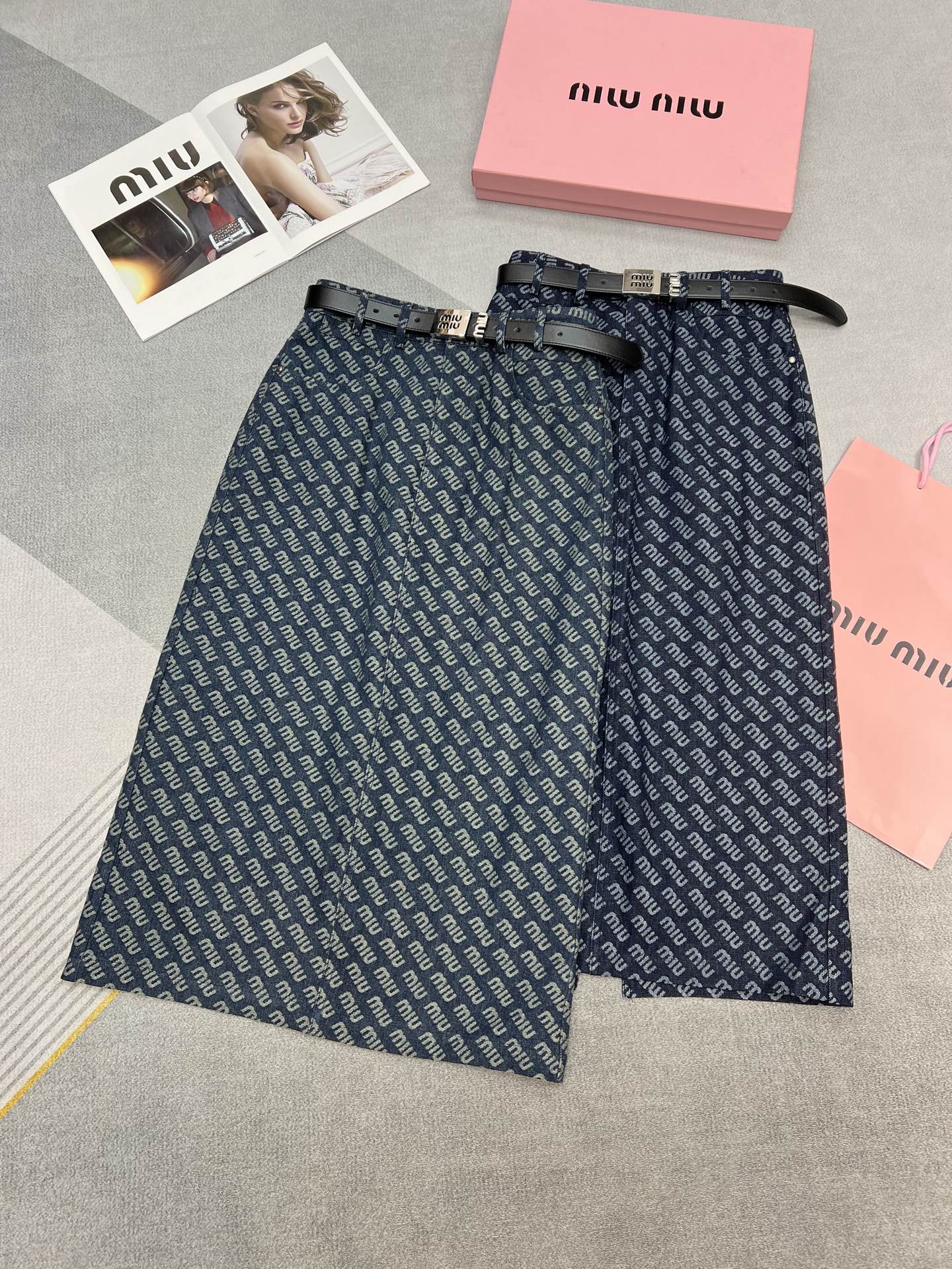 NO:311907,High-quality MiuMiu/2025 summer new denim skirt, washing craft denim jacquard fabric, belt style is very slim and versatile casual and fashionable, 2 colors SML21, miumiu, skirts, alexander wang19860909高品质MiuMiu/2025夏装新款牛仔裙,洗水工艺牛仔提花面料,配皮带版型非常显瘦又百搭休闲时尚,2色SML21,,miumiu,skirts,alexander wang,Women's clothing