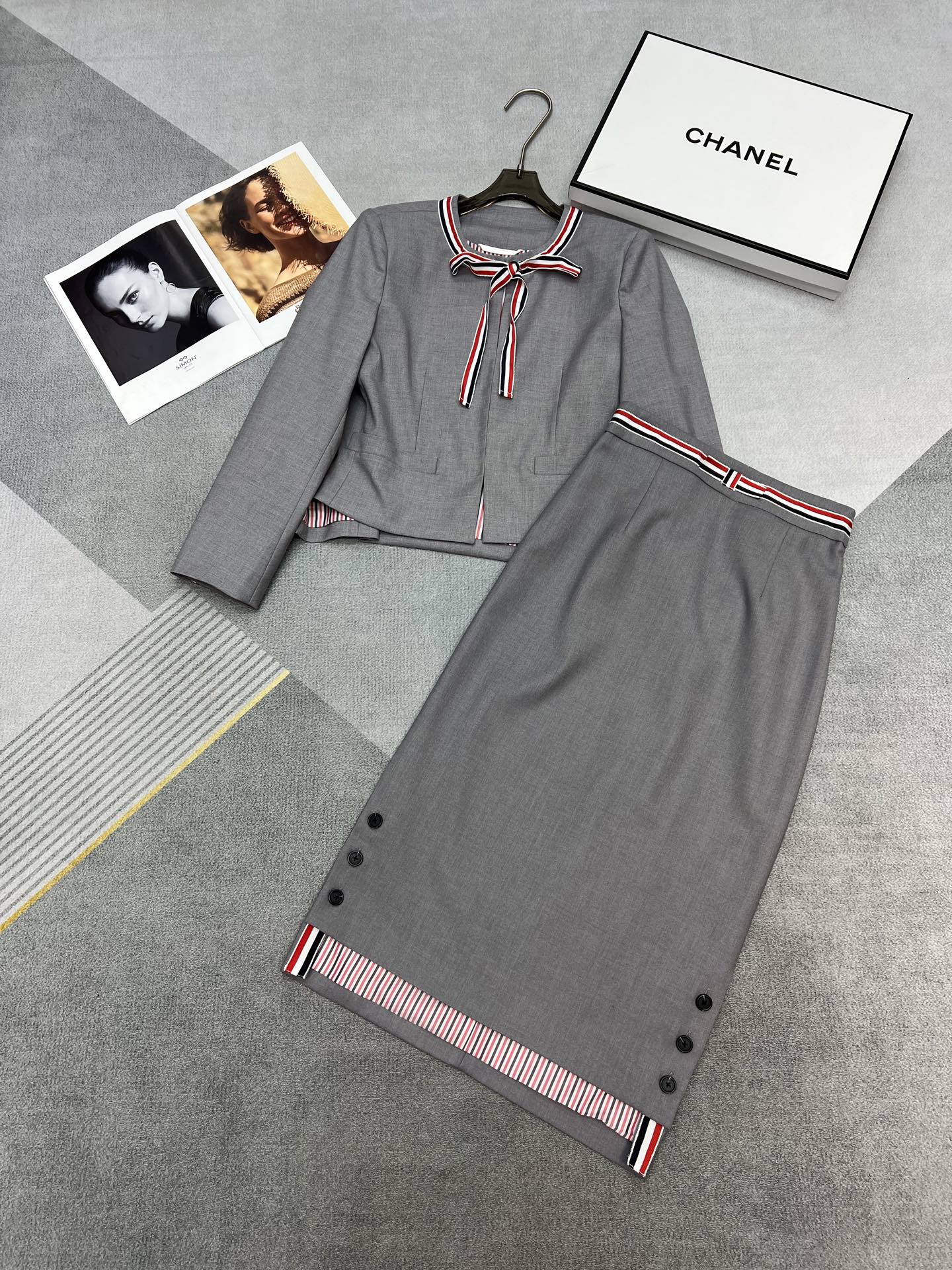 NO:311898,High-quality TB jacket skirt, early spring series, super good temperament, good-looking girl suit, the coat and skirt are different in gray, very layered, a set is really good, spliced ​​classic webbing embellishment, British retro student style, jacket SML SML skirt 230,, skirts, jackets & coats,alexander wang19860909外套半裙高品质TB 早春系列 超好看的气质千金乖乖女套装 外套和半裙的灰色不同 很有层次感 一套真好看 拼接经典织带点缀 英式复古学生风 外套SML SML半裙230,,skirts,jackets & coats,alexander wang,Women's clothing