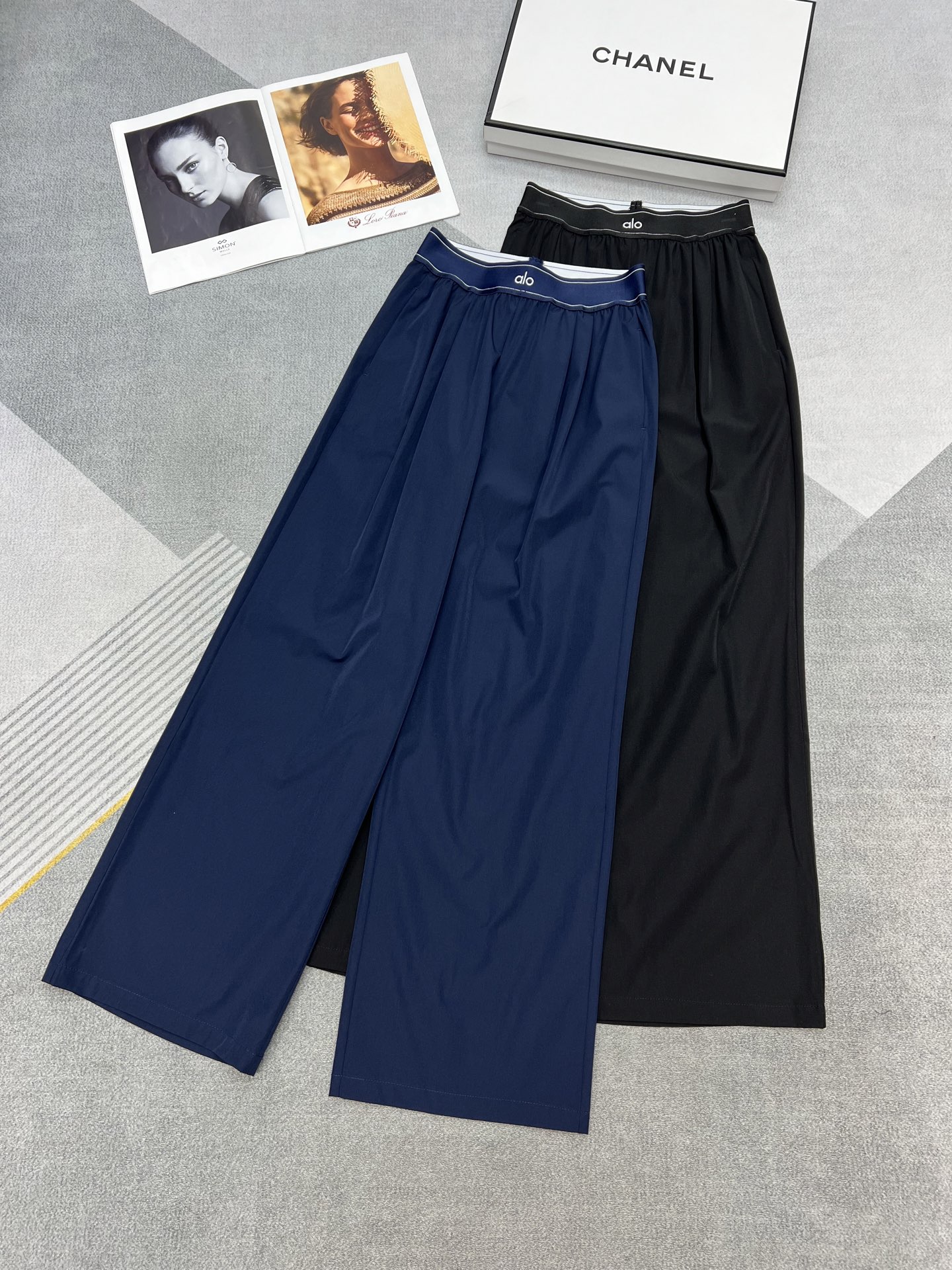NO:311886,High-quality early spring series alo big hit pants are here. Customized webbing splicing and sporty thin fabric. The upper body is huge and wears huge and slim. Luminous offset mark. Classic black/blue 2 colors SM, alexander wang19860909高品质早春系列 alo大爆款神裤来啦 定制织带拼接运动轻薄面料 上身巨好穿巨显瘦 夜光胶印标 经典黑/蓝2色 SM,,alexander wang,Women's clothing