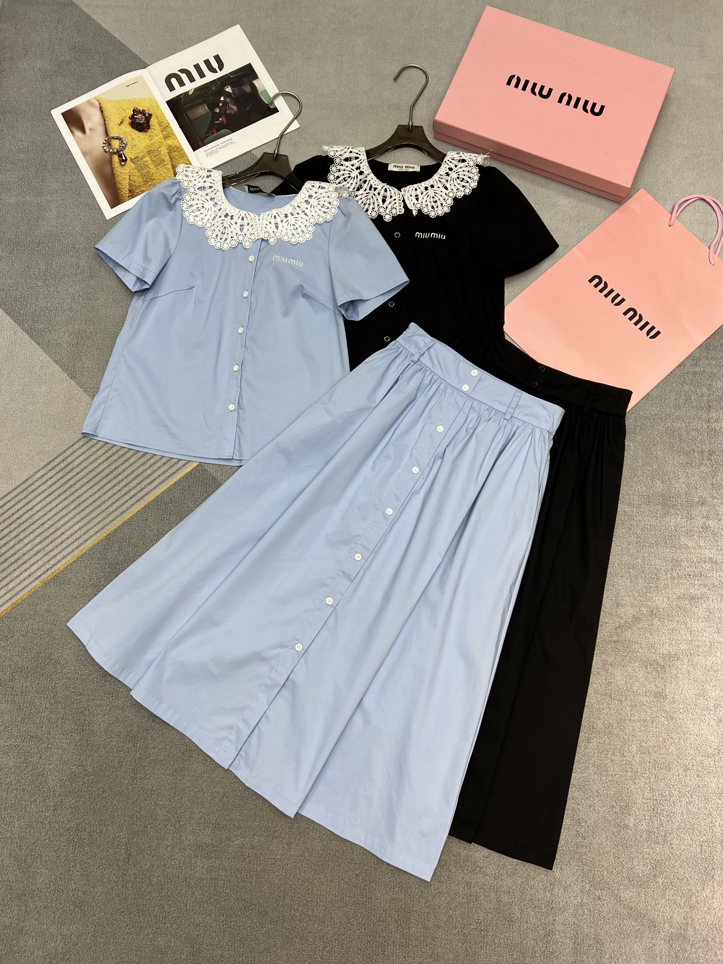 NO:312969,High-quality miumiu2025 spring and summer new water-soluble flower collar short-sleeved shirt skirt suit chest logo embroidery body fashionable fashionable age-reducing high-end fabric soft anti-wrinkle blue black SML, miumiu, skirts, shirts, T-shirts, alexander wang19860909高品质miumiu2025春夏新款水溶花领短袖衬衫半裙套装胸前logo刺绣身上时尚洋气减龄高端面料柔软抗皱蓝色黑色SML,,miumiu,skirts,shirts,T-shirt,alexander wang,Women's clothing