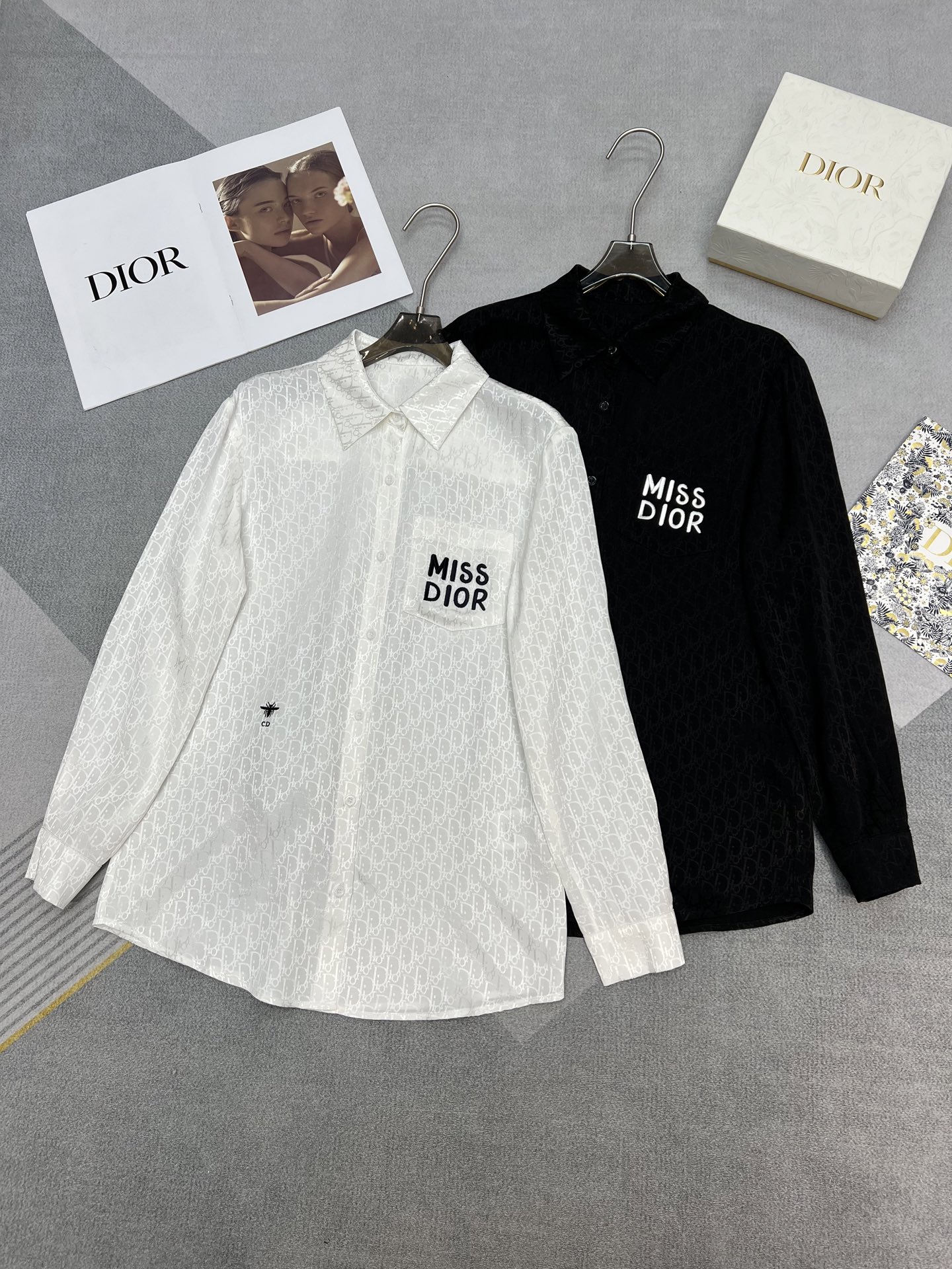 NO:312961,High-quality Dior2025 spring and summer new long-sleeved shirt classic silk jacquard fabric miss bee embroidery decoration very comfortable and high-end feel to pull the classic versatile black and white SML, dior, shirts, alexander wang19860909高品质Dior2025春夏新款长袖衬衫经典人丝提花面料miss蜜蜂绣花装饰身上非常舒适高级感拉满经典百搭黑色白色SML,,dior,shirts,alexander wang,Women's clothing