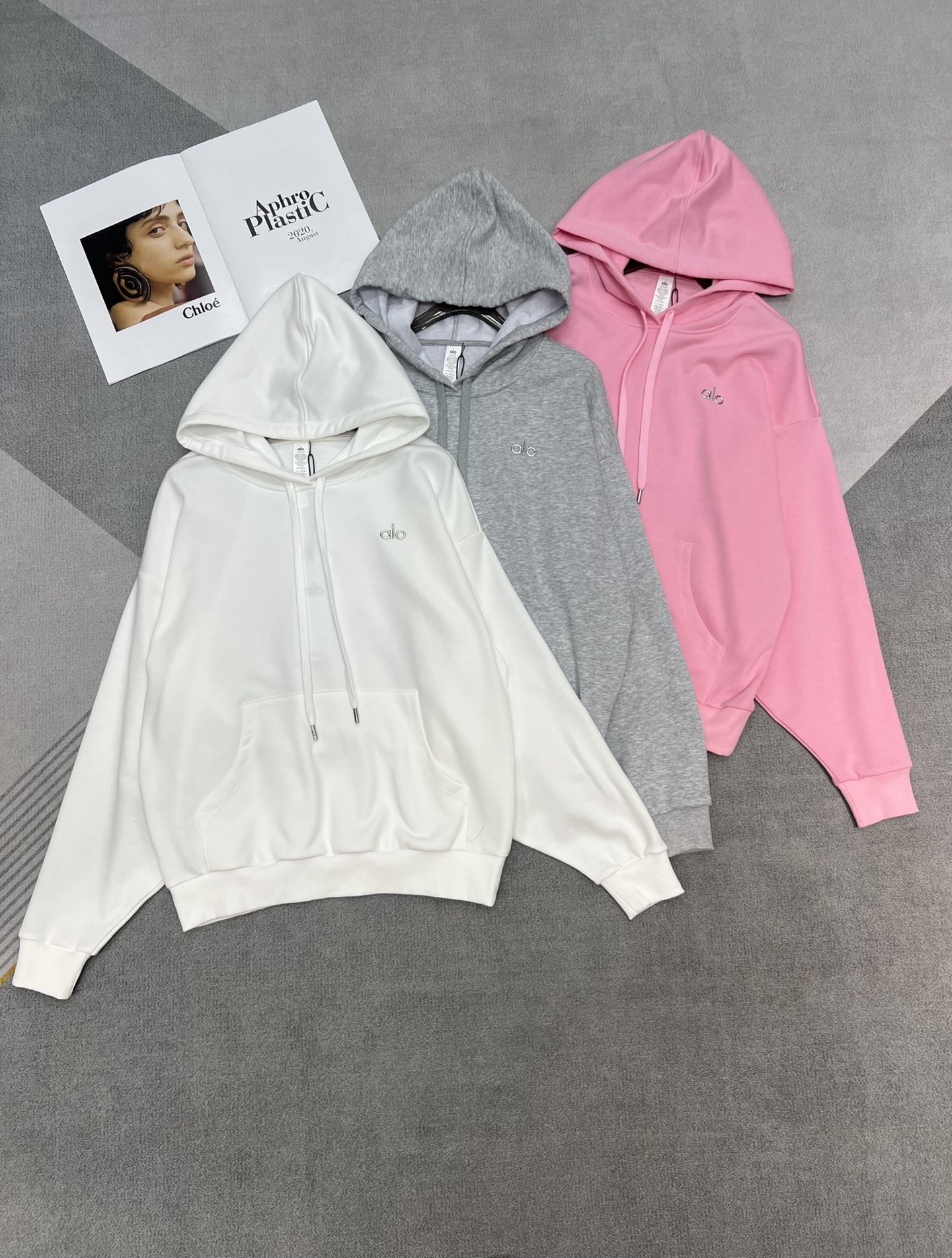 NO:320163,High-quality alo early spring series Super simple classic pocket hooded sweatshirts We made thin cotton fabrics very soft and skin-friendly and easy to wear. They are also breathable. 300g g weight. It looks great with series shorts. Super running price. SML, hoodie, sweatshirts, shorts, hats, alexander wang19860909高品质alo 早春系列 超简洁的经典口袋连帽卫衣 我们做的轻薄棉的面料 非常柔软亲肤好穿 也很透气的料子 300g克重 搭配系列短裤很好看 超级跑量价 SML,,hoodie,sweatshirts,shorts,hats,alexander wang,Women's clothing