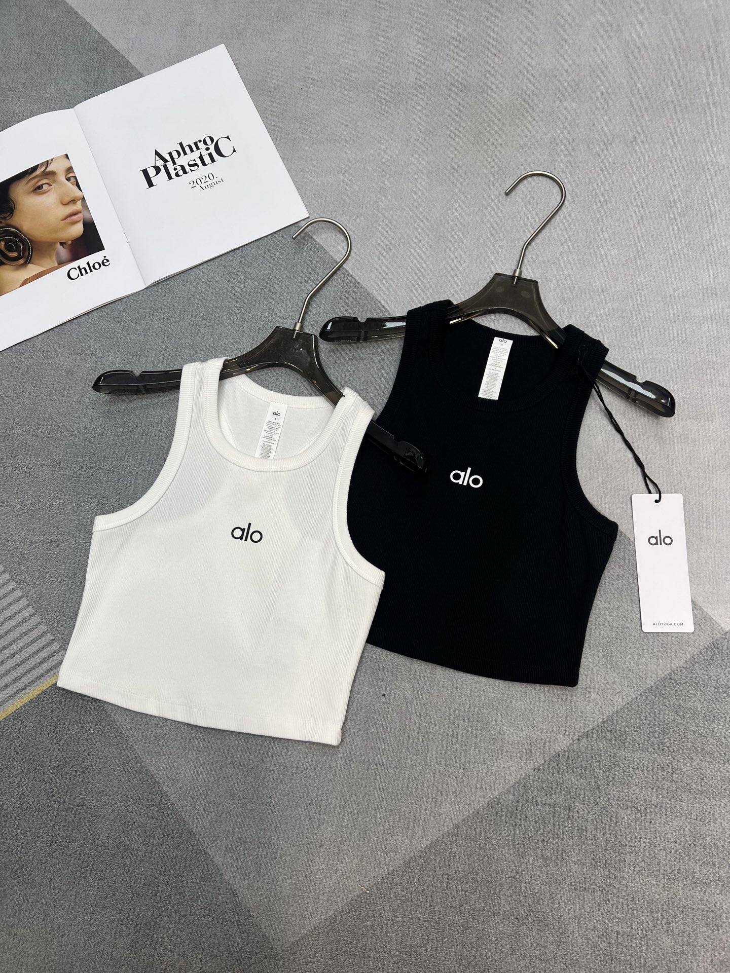 NO:320175,High-quality alo early spring series The matching vest is also a super hot product. Simple temperament and versatile. Sports and fashionable are really good. Classic black/white 2 colors SML8,,alexander wang19860909高品质alo 早春系列 搭配的背心 也是超级爆款 简约气质百搭 运动时尚真的好看 经典黑/白2色 SML8,,alexander wang,Women's clothing