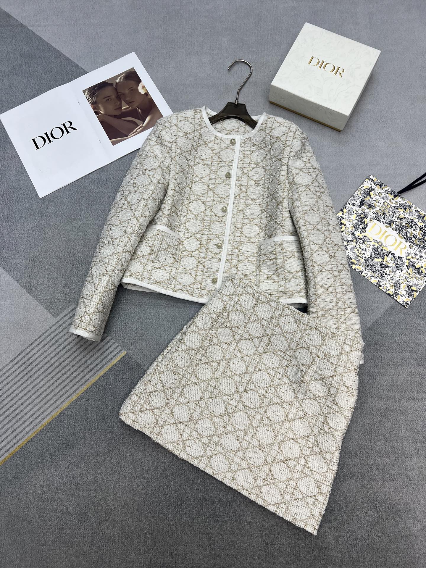 NO:320152,Jacket Skirt Quality Di*r Early Spring Series Super Heavy Industry Gold Wire Coarse Spoken Fabric Three-dimensional High-quality Super Re-see Quality High-quality Three-dimensional webbing edging Pearl buttons S, skirts, jackets & coats, alexander wang19860909外套 半裙品质di*r 早春系列 超级重工金线粗纺面料 立体高级超级重看的到的品质高级 立体织带包边 珍珠纽扣 同系列半裙一套绝美呀 S,,skirts,jackets & coats,alexander wang,Women's clothing