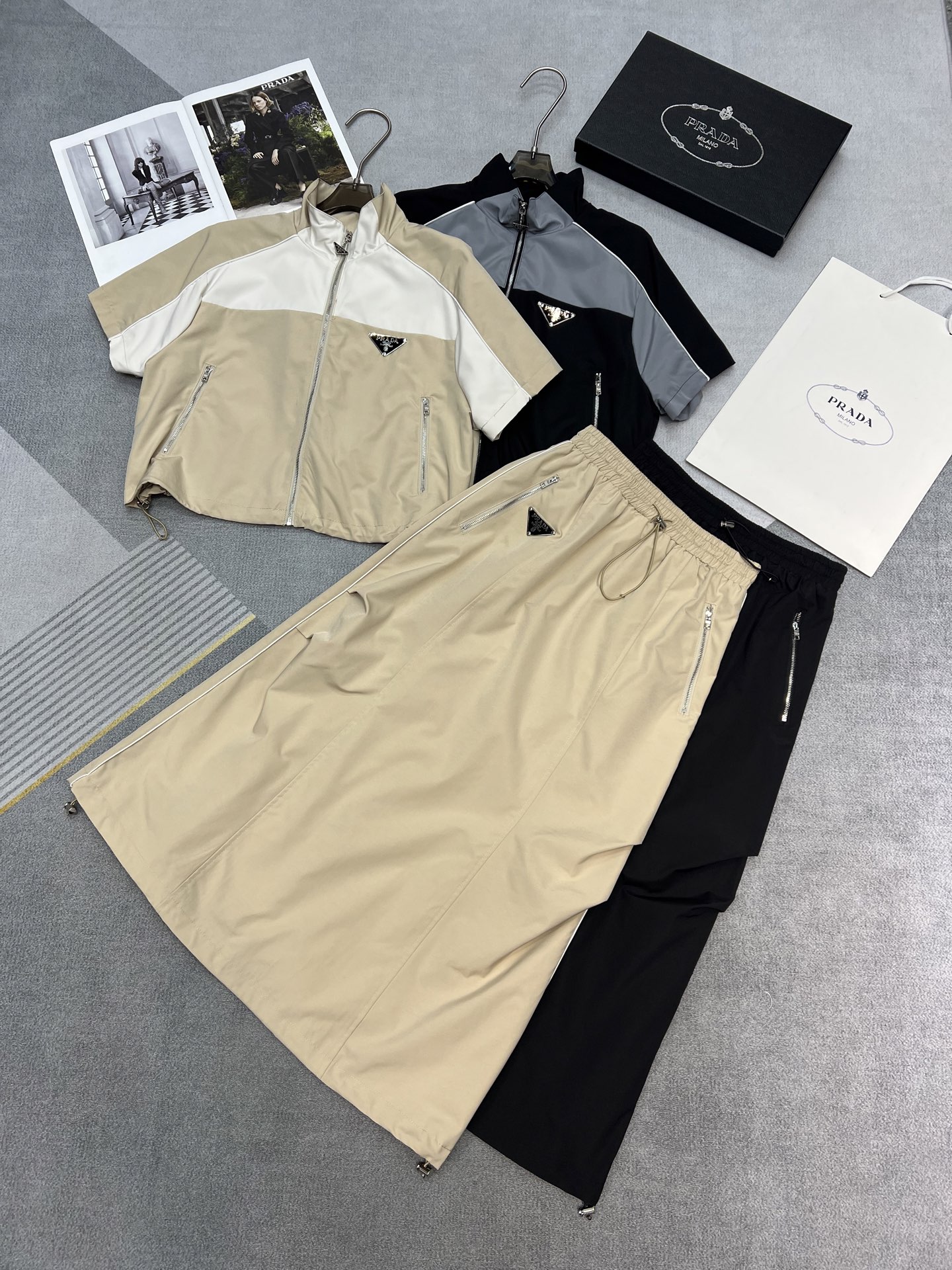 NO:320155,High-quality PRADA/2025 summer new 2-piece set, stand-up collar short top color-blocking design, adjustable waist-hugging at the bottom corner, zipper pocket, nail triangle logo, paired with elastic waist skirt, overall effect casual trend, 2-color SM, prada, skirts, alexander wang19860909高品质PRADA/2025夏装新款2件套,立领短上衣拼色设计,下角可调节收腰,拉链口袋,钉三角标,搭配松紧腰半身裙,整体效果休闲潮流,2色SM,,prada,skirts,alexander wang,Women's clothing