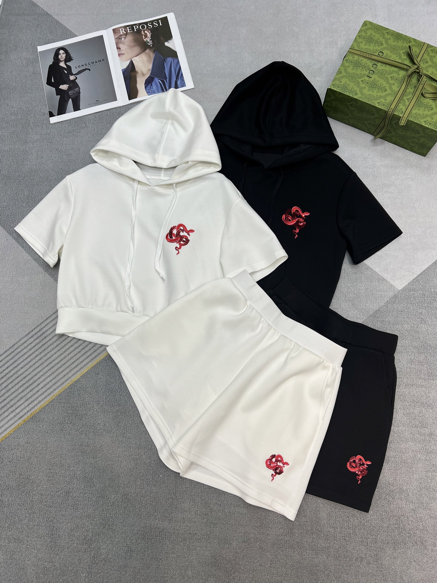 NO:320173,High-quality Gucci*2025 spring and summer new hooded short sweatshirt paired with shorts suit front chest year Snake custom logo embellishment fashionable and elegant two-color SML, gucci, hoodie, sweatshirts, shorts, hats, alexander wang19860909高品质Gucci*2025春夏新款连帽短款卫衣搭配短裤套装前胸蛇年定制Logo点缀时尚大方两色SML,,gucci,hoodie,sweatshirts,shorts,hats,alexander wang,Women's clothing