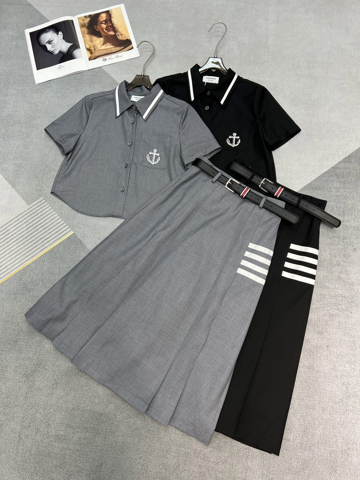 NO:320530,High-quality THOMBROWNE 2025 summer new suit, lapel shirt, chest pocket embroidered anchor pattern decoration, paired with four-stripe over-knee pleated skirt skirt with belt, fashionable and exquisite, 2 colors SML, skirts, alexander wang19860909高品质THOMBROWNE2025夏装新款套装,翻领衬衣胸前口袋刺绣船锚图案装饰,搭配四条纹过膝百褶裙半身裙配皮带时髦精致,2色SML,,skirts,alexander wang,Women's clothing