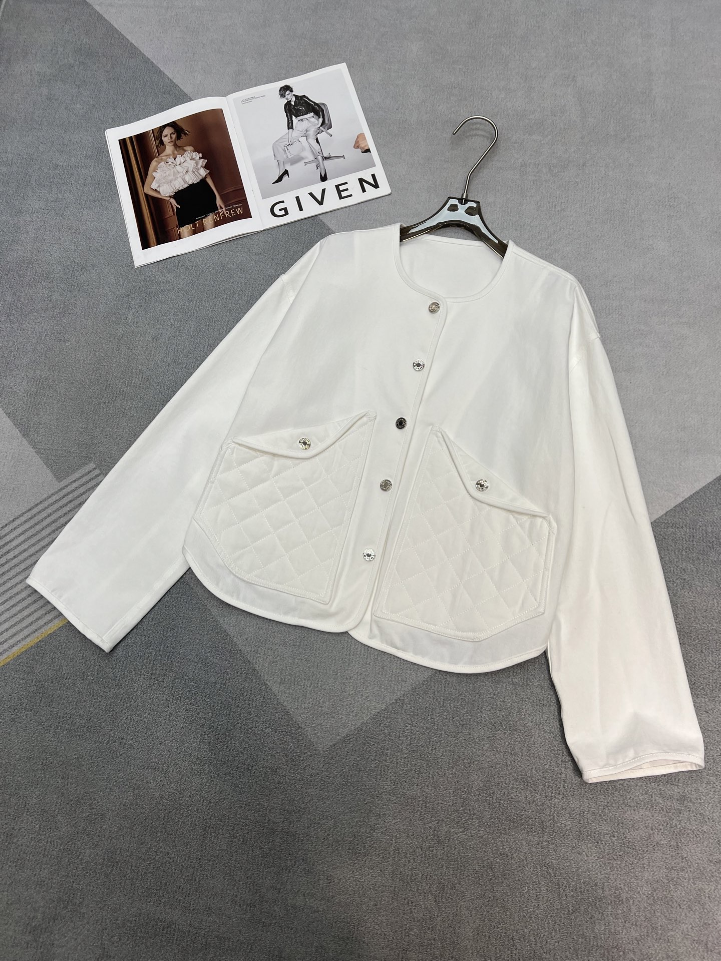 NO:320536,High-quality H home 2025 early spring series Super nice white light denim jacket White is too suitable for spring and summer The loose silhouette is not picky at all. Spliced ​​plaid embroidered pocket Simple and atmospheric style SML,,jackets & coats,alexander wang19860909高品质H家 2025早春系列 超好看的白色轻薄牛仔外套 白色跟春夏太适配啦 宽松廓形完全不挑身材 拼接格纹刺绣口袋 简约大气的款式 SML,,jackets & coats,alexander wang,Women's clothing