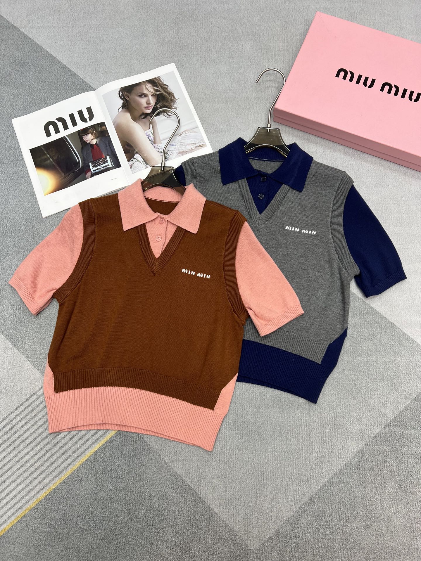 NO:320542,High-quality miu2025 early spring series, two pieces of temperament student style, lapel scholar good girl single item, super good color matching, full wool yarn, light and comfortable, recommended items for spring and summer SML,,miumiu,alexander wang19860909高品质miu2025早春系列 气质学生风假两件 翻领书生乖乖女单品 配色超好看 采用全羊毛纱线 轻薄舒适 春夏推荐单品 SML,,miumiu,alexander wang,Women's clothing