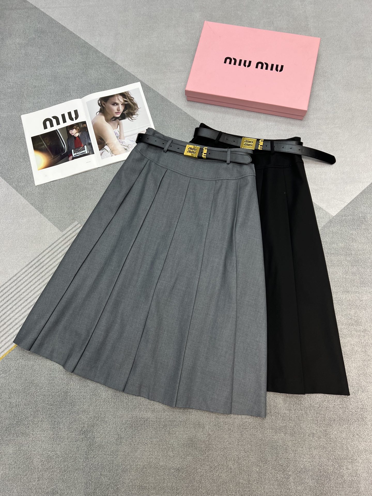 NO:320555,High-quality MIU MI*25 summer new casual elegant skirt/matched with high-end custom belt/versatile style gray black SM, miumiu, skirts, alexander wang19860909高品质MIU MI*25年夏季新款休闲雅质半裙/搭配高级定制腰带/百搭款式灰色黑色SM,,miumiu,skirts,alexander wang,Women's clothing