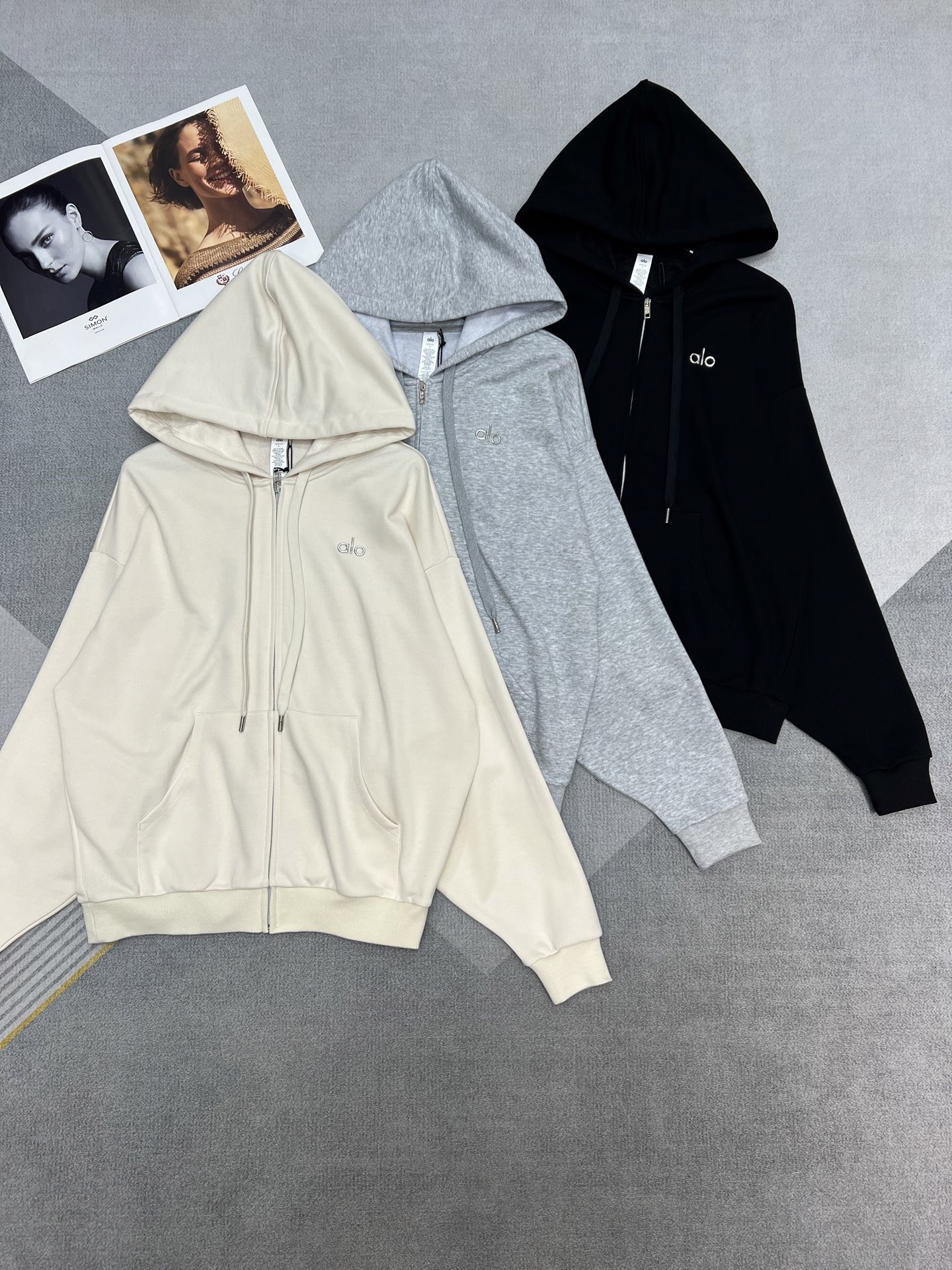 NO:320930,High-quality alo zippered hooded cardigan, super good-looking G-net main series, loose silhouette and comfortable casual, customized Yuan version (the Yuan version is fleece) has been modified to make light sweatshirts in spring and summer, three-dimensional offset embellishment, simple and elegant, customized hardware accessories~detail control, can be matched with series shorts SM, hoodie, sweatshirts, shorts, hats, alexander wang19860909高品质alo 拉链连帽开衫 超好看的G网主打系列 宽松廓形舒适休闲 元版购入定制（元版是加绒的） 改了春夏轻薄的卫衣棉 立体胶印点缀 简约大方 定制五金辅料～细节控 可以搭配系列短裤 SM,,hoodie,sweatshirts,shorts,hats,alexander wang,Women's clothing