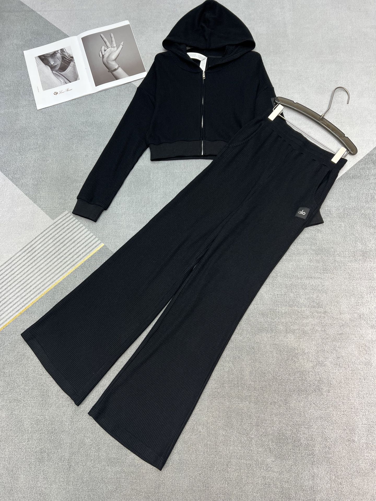 NO:321286,Cardigans, trousers, shorts, quality alo, 2025 spring and summer series, delicious waffle series, hooded zipper cardigan/shorts/trousers, lazy and casual old money style, a set of fabrics are particularly soft, delicate and drooping, custom hardware zipper/luminescent cursor!  Three-piece set is really invincible and beautiful SML, shorts, hats, alexander wang19860909开衫 长裤短裤品质alo 2025春夏系列 可口华夫格系列 连帽拉链开衫/短裤/长裤 慵懒的随性老钱风 一套面料特别软糯细腻又垂感舒适 定制的五金拉链/夜光标！ 三件套真的无敌好看 SML,,shorts,hats,alexander wang,Women's clothing