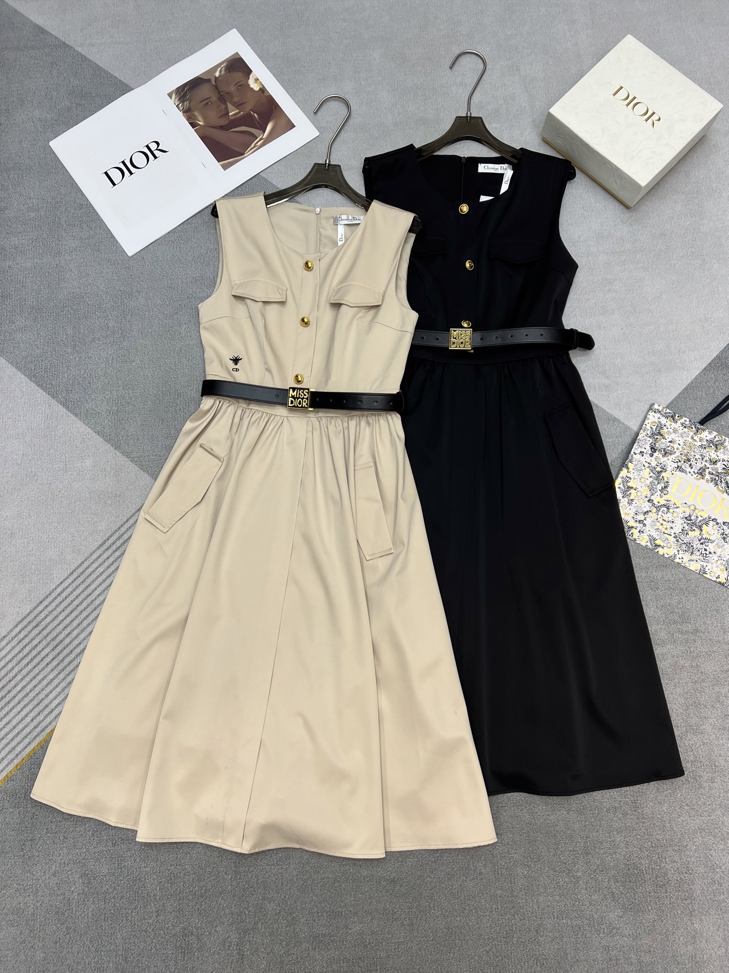 NO:321292,High-quality Dior/2025 summer new sleeveless dress, side-waist embroidered bee, paired with belt upper body to make it look thinner and more delicate, pocket-inserted, 2-color SML, dior, skirts, alexander wang19860909高品质Dior/2025夏装新款无袖连衣裙,侧腰刺绣小蜜蜂,搭配皮带上身效果更加显瘦精细,插兜口袋设计,2色SML,,dior,skirts,alexander wang,Women's clothing