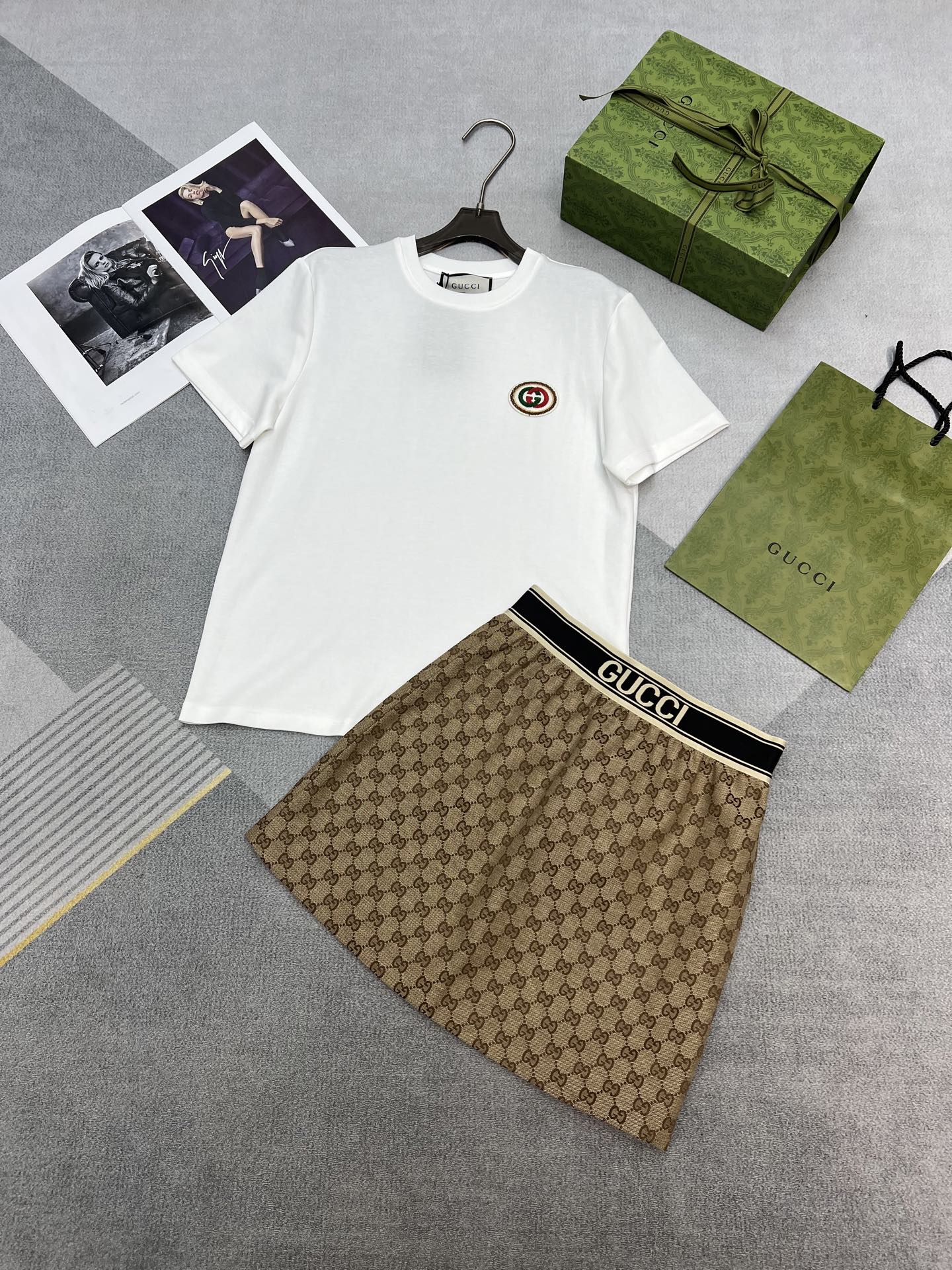 NO:321791,High-quality gcuui 2025 spring and summer new round neck cotton T-shirt on the chest, classic red and green GG breast decoration classic GG jacquard fabric skirt double elastic logo webbing waist versatile fashion, skirts, tees, t-shirt, alexander wang19860909高品质gcuui2025春夏新款圆领棉T恤胸前经典红绿色系GG胸牌装饰经典GG提花面料半裙双层弹力logo织带腰头百搭时尚,,skirts,tees，t-shirt,alexander wang,Women's clothing