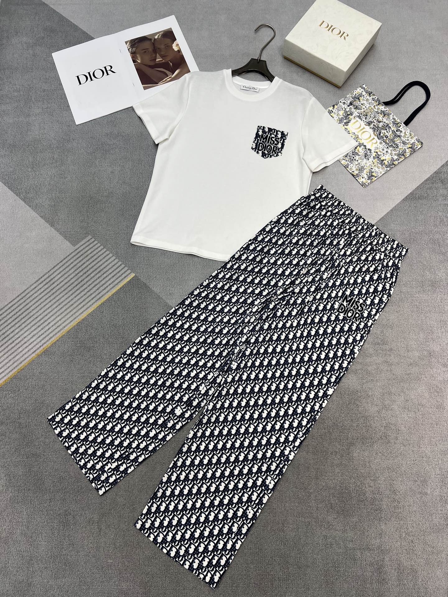 NO:321793,High-quality Dior2025 spring and summer new classic presbyterian miss letter positioning printing logo trousers pocket miss print T-shirt set, dior, tees, t-shirt, alexander wang19860909高品质Dior2025春夏新款经典老花miss字母定位印花logo长裤口袋miss印花T恤套装,,dior,tees，t-shirt,alexander wang,Women's clothing