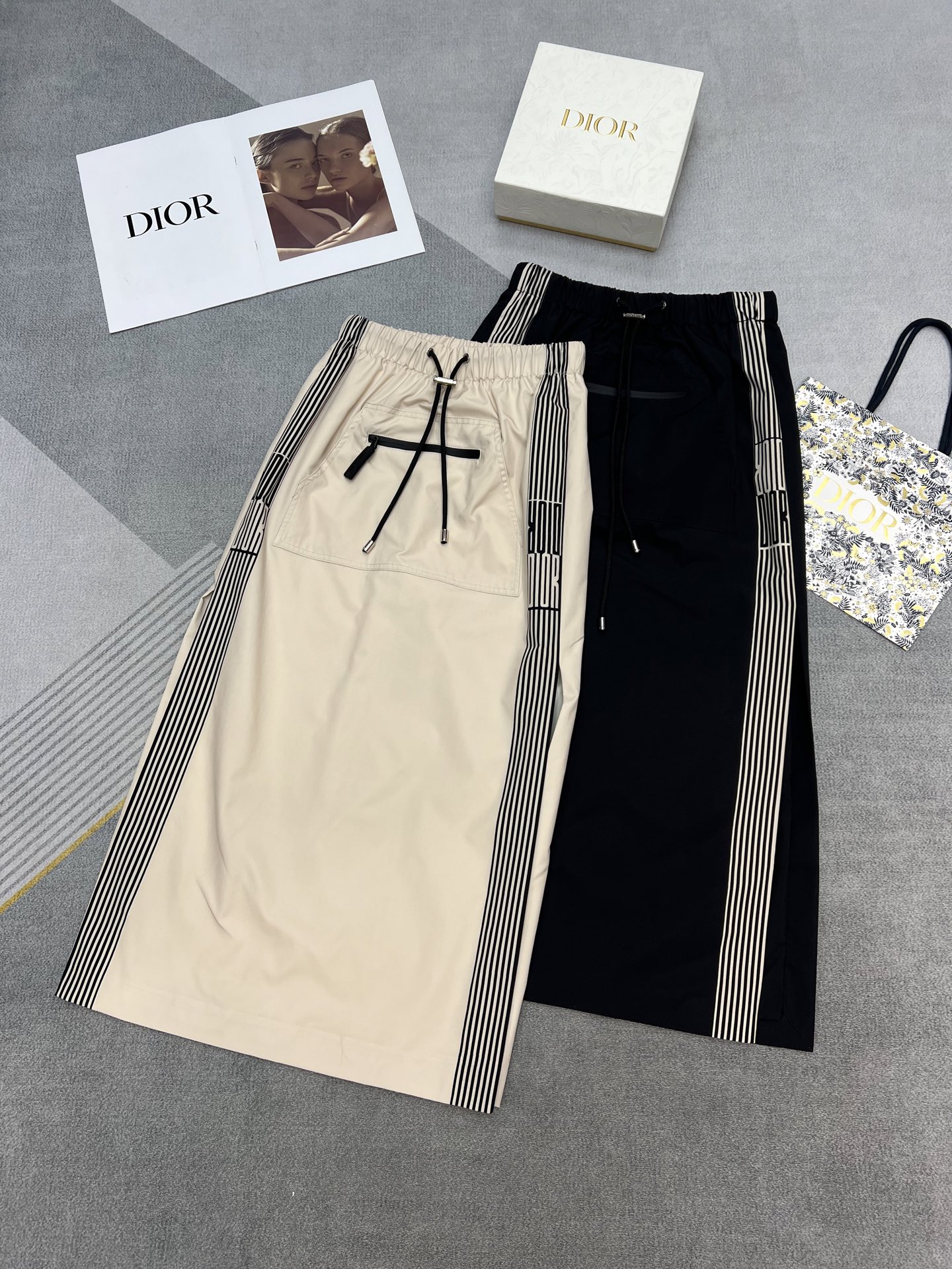 NO:322439,High-quality Dir*2025 summer new skirt, printed on both sides of the left and decorated elastic waist drawstring classic loose buckle with black front zipper style to make it slim and inclusive, two colors and three codes SM, skirts, alexander wang19860909高品质Dir*2025夏季新款半裙 左侧两边印花装饰松紧腰头抽绳经典松拉扣搭配黑色前拉链版型显瘦包容度大两色三码SM,,skirts,alexander wang,Women's clothing