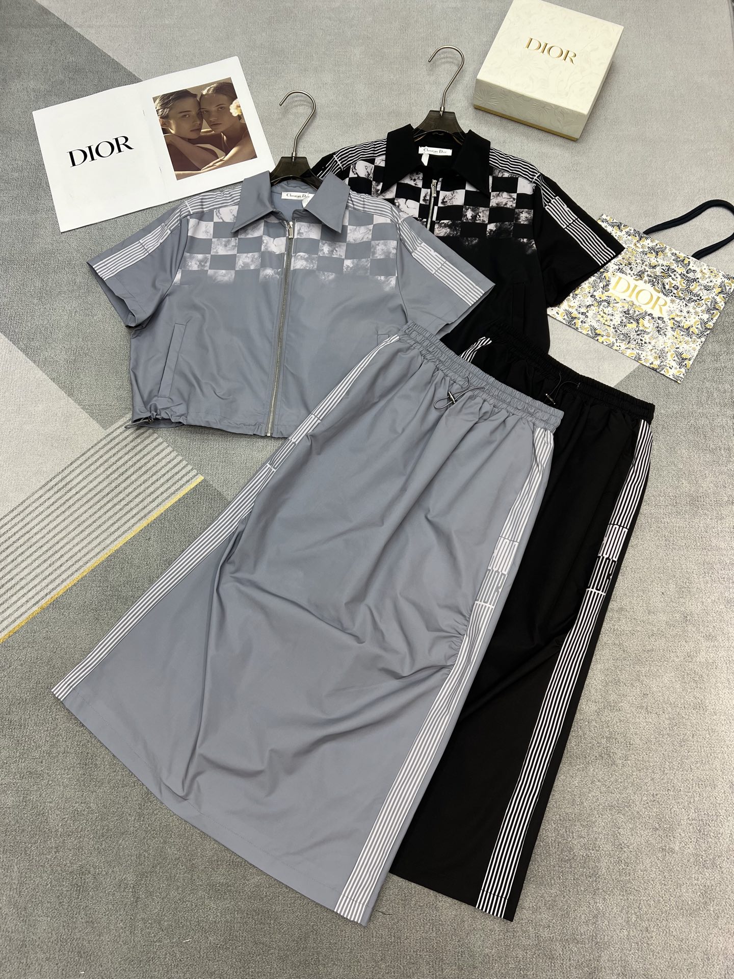 NO:322422,High-quality Dior/2025 summer new suit, unique contrasting color plaid printing design of the top, adjustable elasticity at the waist, elastic waist skirt side striped print LOGO print, this suit is really a low-key luxury trendy and cool, 2 colors SML, dior, skirts, alexander wang19860909高品质Dior/2025夏装新款套装,上衣独特的撞色拼格子印花设计,腰下可调节松紧,松紧腰半身裙侧边条纹印LOGO印花,这款套装真的是低调中的奢华潮酷,2色SML,,dior,skirts,alexander wang,Women's clothing