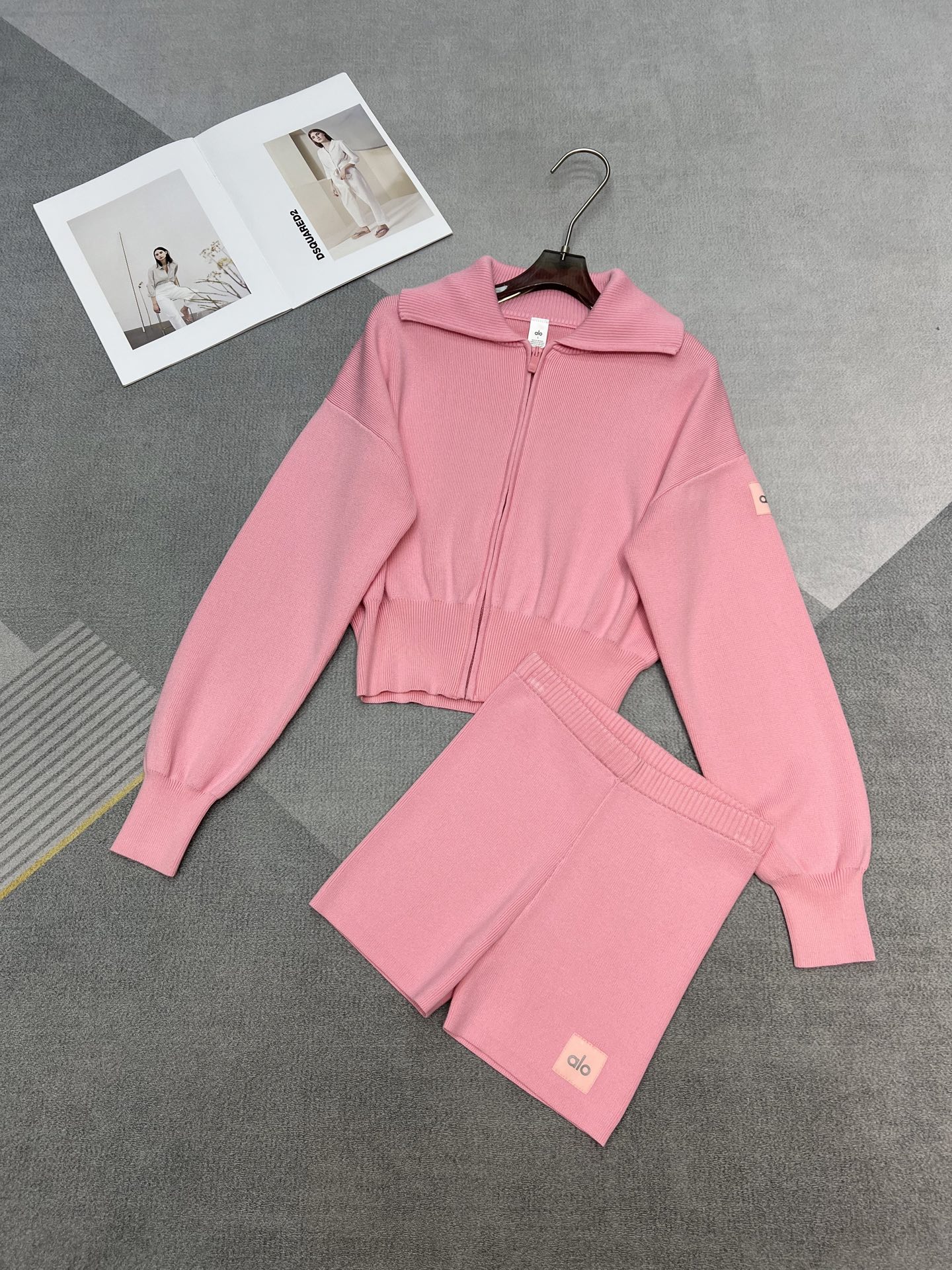 NO:322437,Cardigan shorts quality alo 25 limited pink series Super beautiful pink series Must-have hot girls limited-edition official website is a piece that is hard to find in the world. It should be out of stock. A huge and simple lapel waist knitted cardigan and yoga fitness knitted pants Customized hardware zipper/luminescent cursor A set of closed eyes SML, shorts, alexander wang19860909开衫短裤品质alo 25限量粉色系列 超好看的pink系列 辣妹必备 官网限量发售 全球一件难求 应该已经断货啦 巨好看简洁的翻领收腰针织开衫 和瑜伽健身针织裤 定制五金拉链/夜光标 一套闭眼入 SML,,shorts,alexander wang,Women's clothing