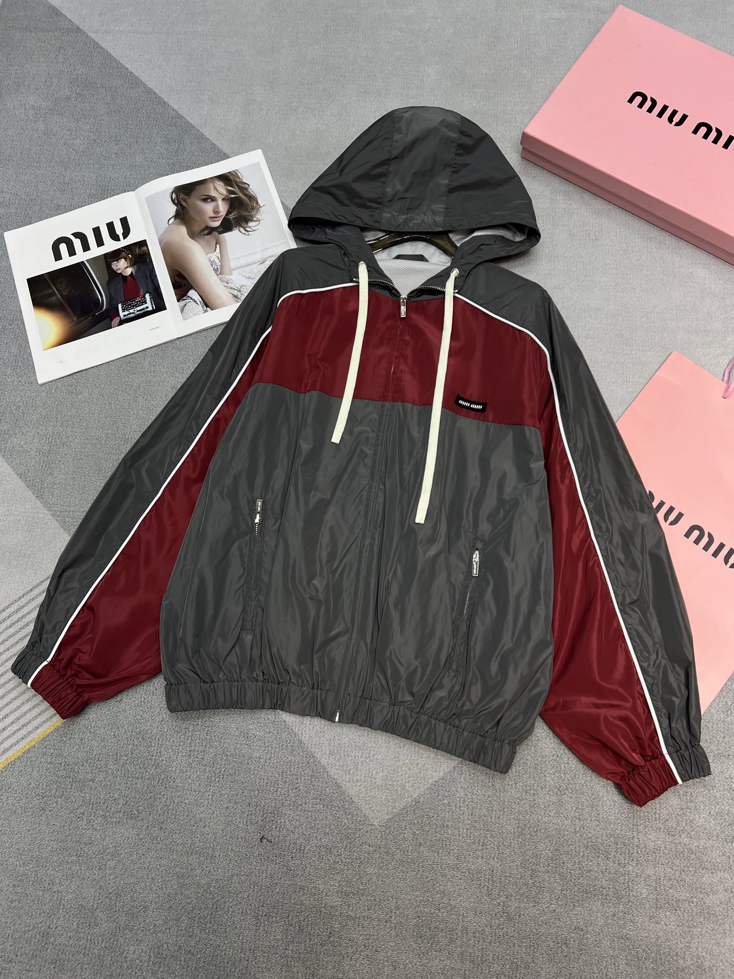 NO:323516,High-quality M1u 2025 early spring series Super good contrasting nylon jacket casual and fashionable layering super fashionable heavy industry splicing technology complex and exquisite visible Customized hardware accessories Full of sincerity Red is a large-size SML,,jackets & coats,alexander wang19860909高品质M1u 2025早春系列 超好看的撞色尼龙外套 休闲时尚 叠穿超时髦 重工拼接工艺 复杂精致看得见 定制五金辅料 诚意满满 红色是大版型 SML,,jackets & coats,alexander wang,Women's clothing