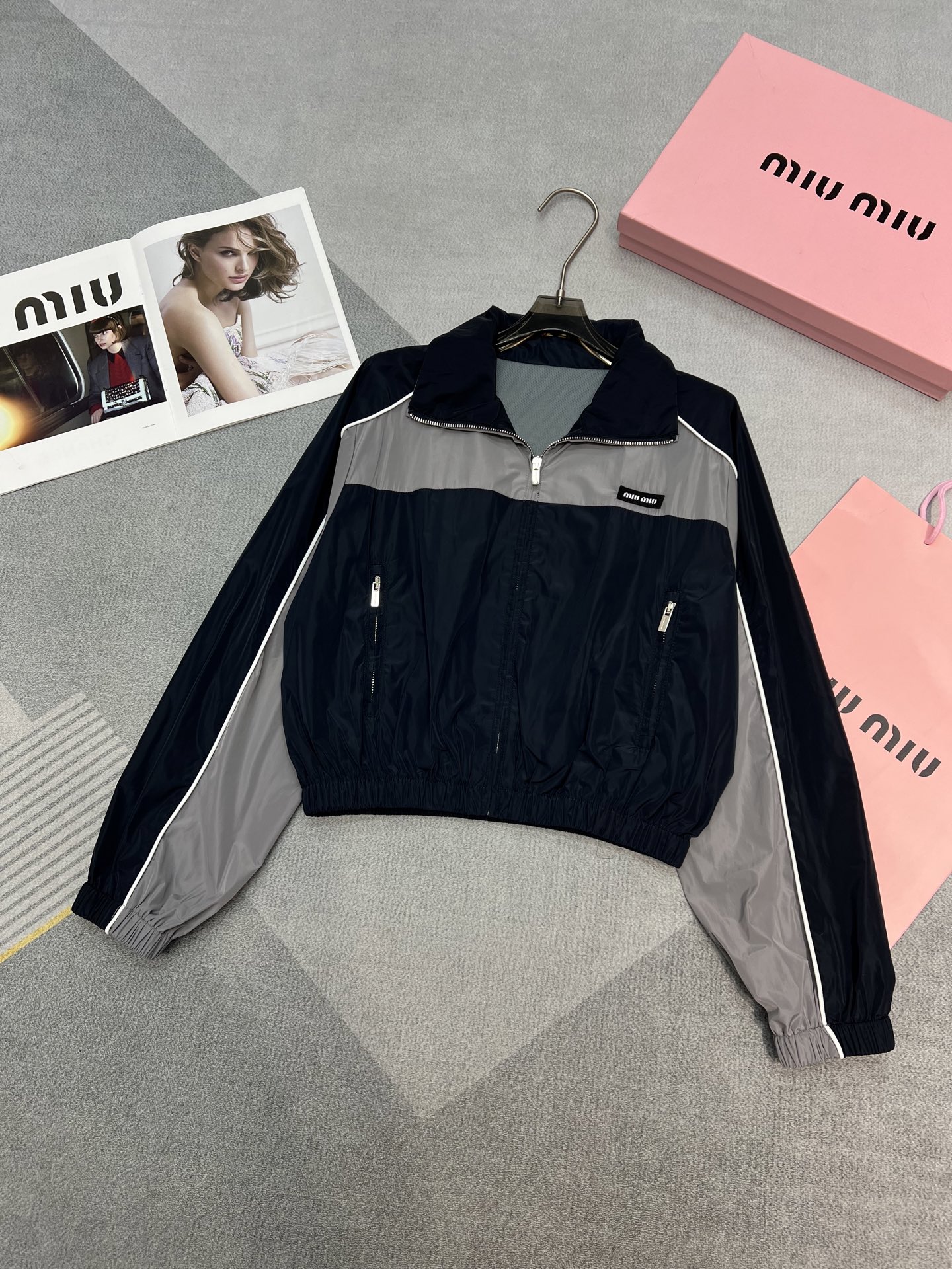 NO:323493,High-quality M1u 2025 early spring series new products Contrast color design and fashionable youthful splicing technology is good, but it is really complicated. High-end nylon material sports and leisure Gray is small version SML, alexander wang19860909高品质M1u 2025早春系列新品 撞色设计时尚青春 拼接工艺好看是好看 但是真的复杂 高档尼龙材质 运动休闲 灰色是小版型 SML,,alexander wang,Women's clothing