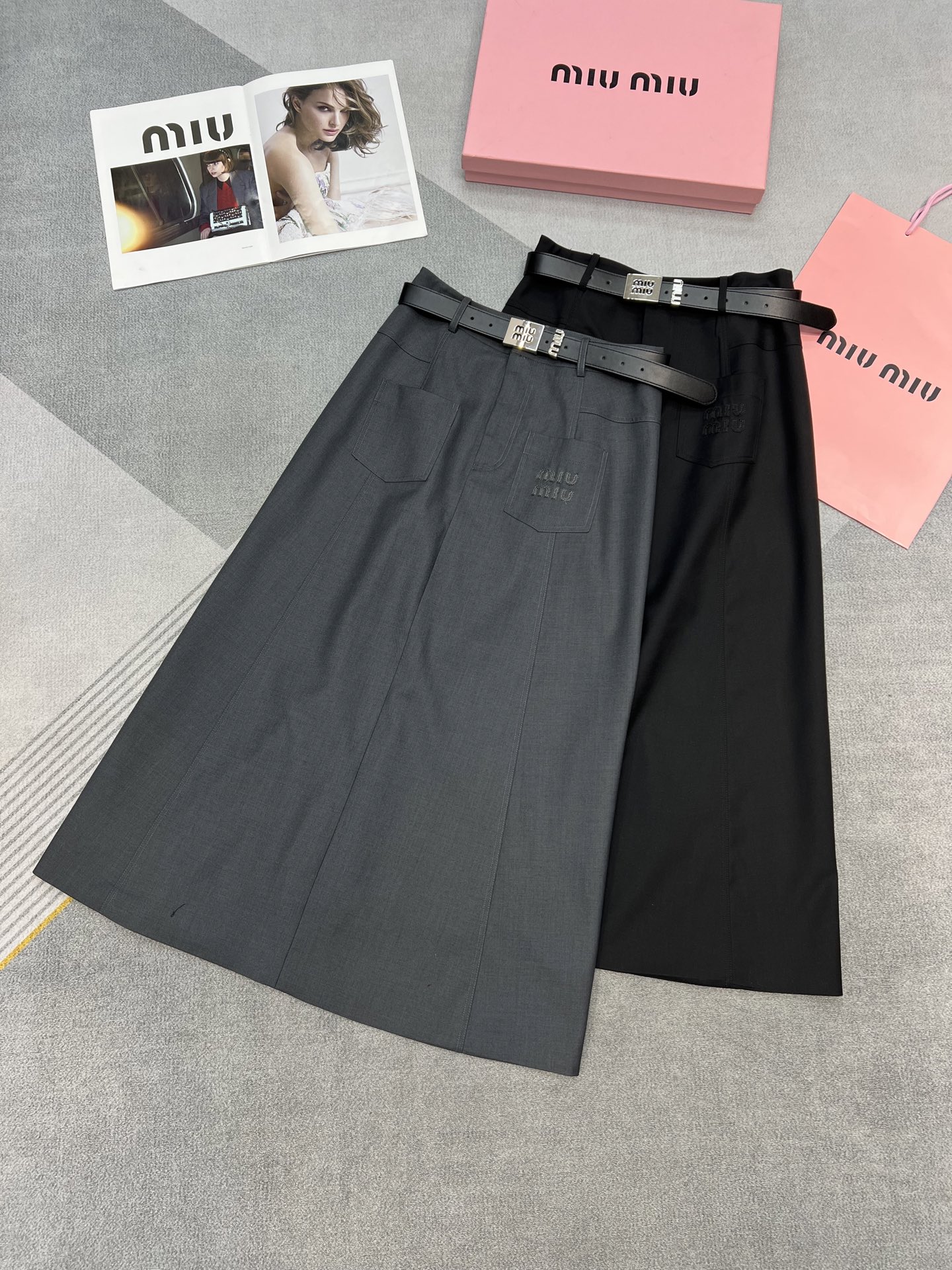 NO:323502,High-quality MiuMiu 2025 summer skirt, A-shaped style, front design fits the pocket with MiuMiu logo, adding iconic elements, and paired with belt high-end and atmospheric, 2 colors SML, miumiu, skirts, alexander wang19860909高品质MiuMiu缪缪2025夏装半身裙,A字摆版型,前面设计贴合口袋饰以MiuMiu徽标,增添标志性元素,搭配皮带高端大气,2色SML,,miumiu,skirts,alexander wang,Women's clothing