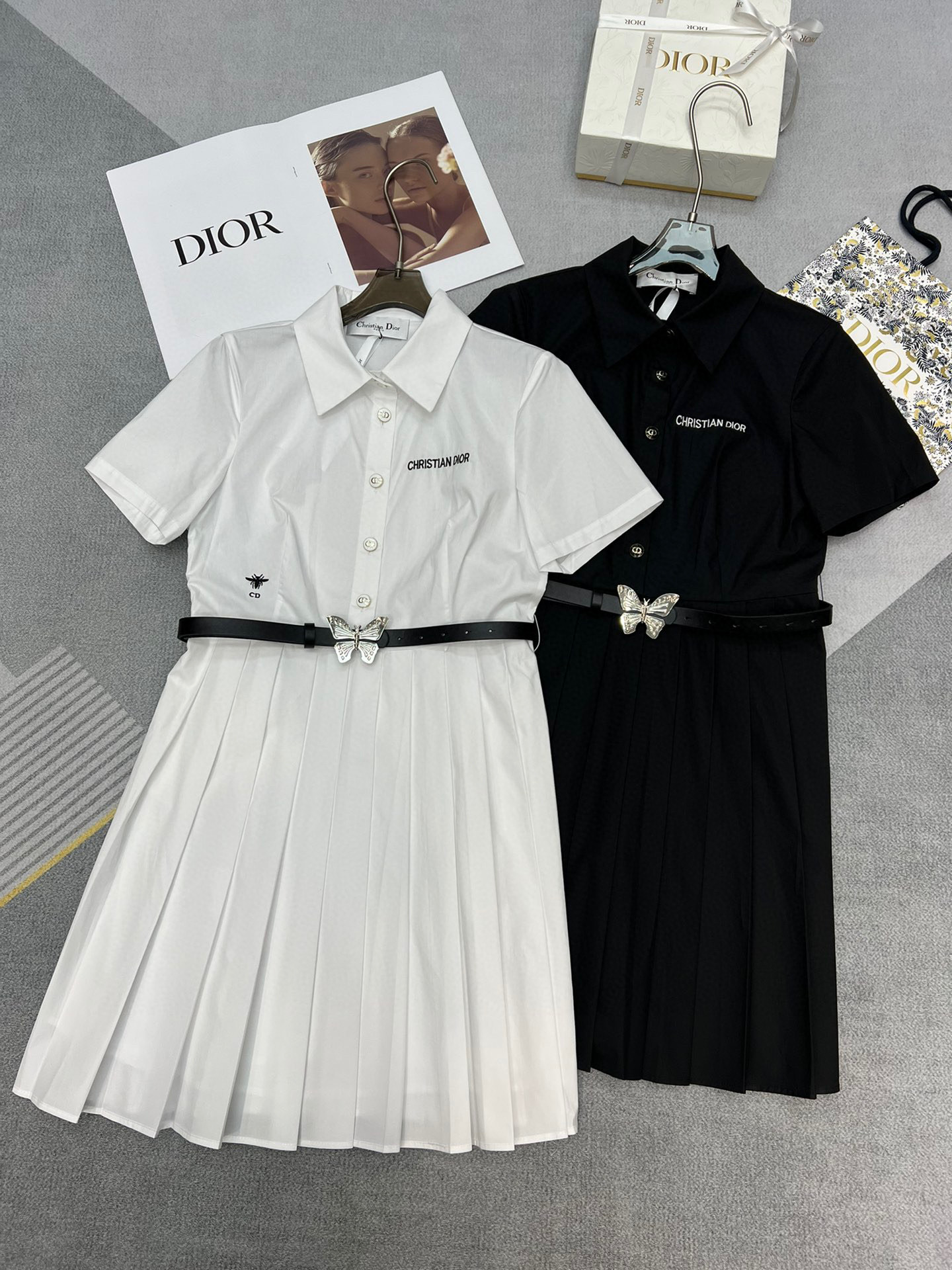 NO:324105,High-quality Dior2025 spring and summer new lapel short sleeve pleated shirt dress pure cotton fabric logo bee embroidery with belt high-quality white black SML, dior, skirts, shirts, T-shirts, alexander wang19860909高品质Dior2025春夏新款翻领短袖压褶衬衫连衣裙纯棉面料logo蜜蜂刺绣搭配腰带高品质白色黑色SML,,dior,skirts,shirts,T-shirt,alexander wang,Women's clothing
