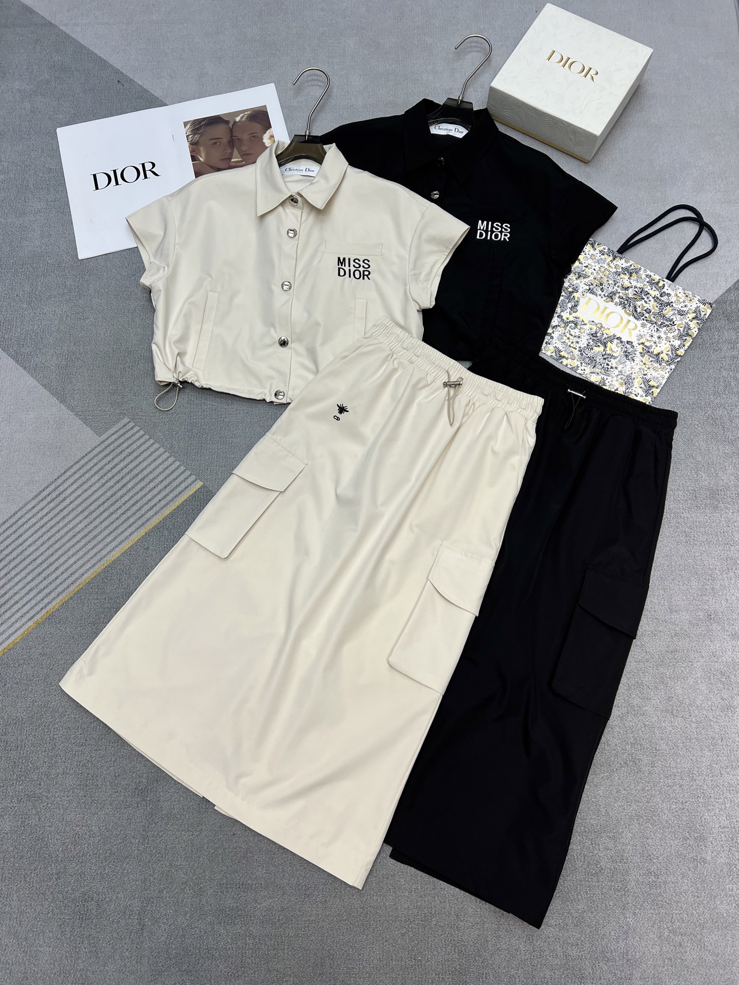 NO:324129,High-quality Dio*/25SS spring and summer new short-sleeved top skirt suit/matched with classic buttons/elastic rope/very good style/embroidered English letters Two colors Three-code SML,,dior, skirts,T-shirt,alexander wang19860909高品质Dio*/25SS春夏新款短袖上衣半身裙套装/搭配经典纽扣/松紧绳子/版型非常好/刺绣英文字母 两色 三码SML,,dior,skirts,T-shirt,alexander wang,Women's clothing