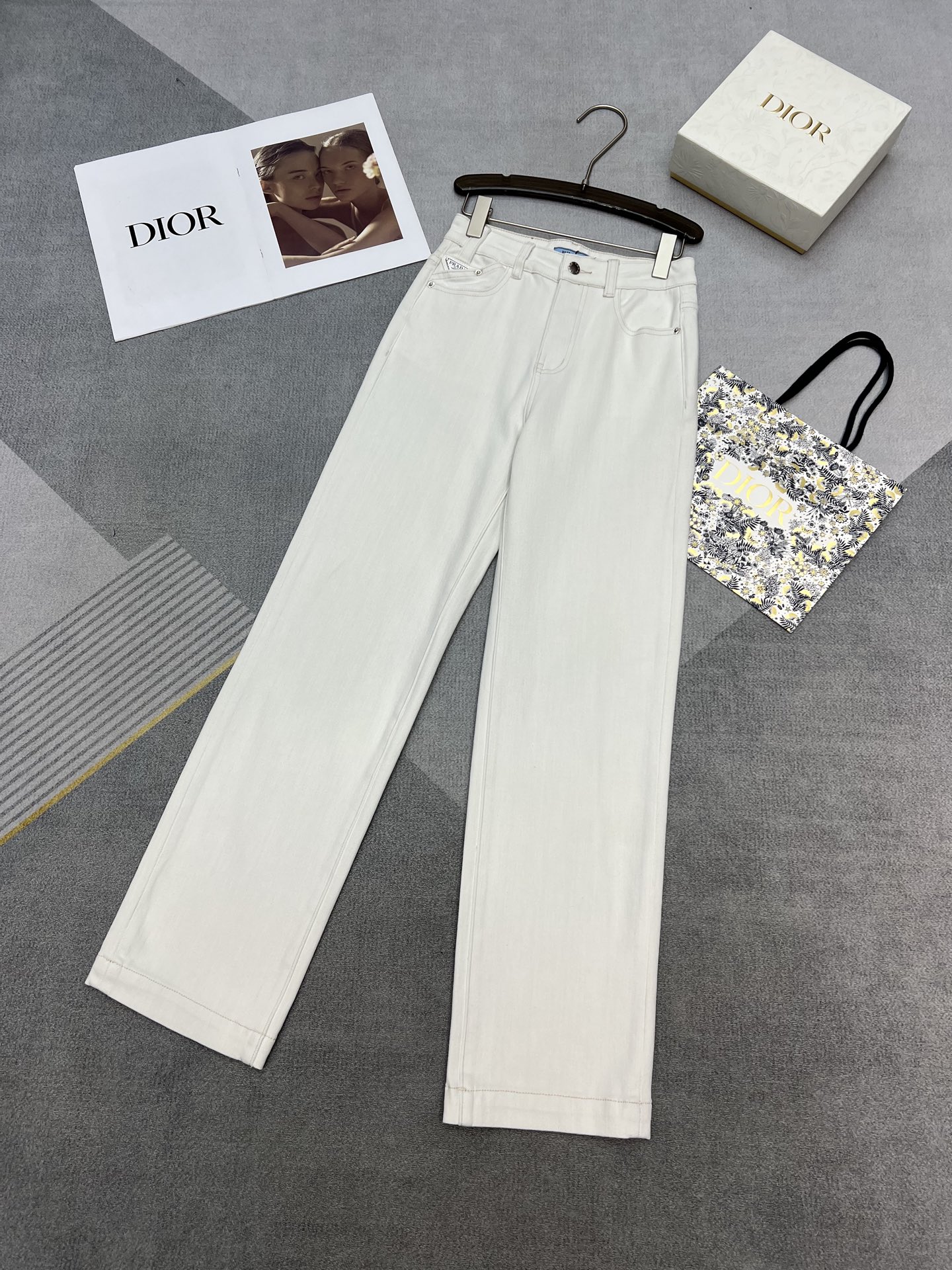 NO:324131,High-quality Prad/25 new jean trousers, crisp and stylish, classic retro, fashionable and not easy to get out of date, full of fashion, upper body shape, paired with classic triangle marks to make you look slimming, high-end quality, series/monochrome 3-code SML,,prada,alexander wang19860909高品质Prad/25新款牛仔长裤 挺括有型 经典复古 时髦不易过时 洋气十足 上身修饰身型 搭配经典三角标包容显瘦 高端品质 系列款/单色3码SML,,prada,alexander wang,Women's clothing