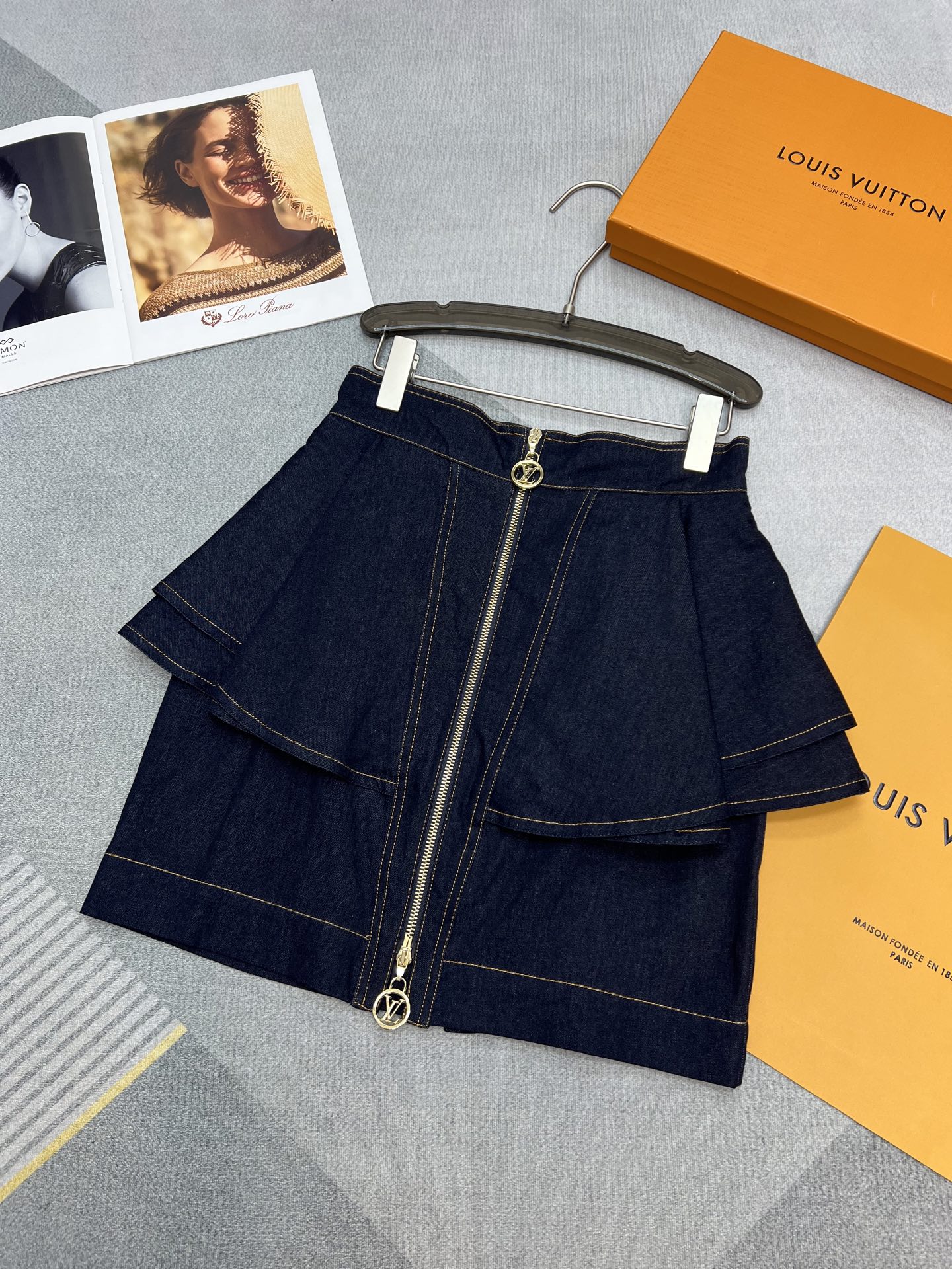 NO:325650,High-quality Louis Vuitto*/25SS new denim short skirt/custom zipper head custom leather hang tag decoration/simple and elegant/one color three-code SML, louis vuitton, skirts, alexander wang19860909高品质Louis Vuitto*/25SS新款牛仔短半裙/定制拉链头定制皮吊牌装饰/简约大方/一色三码SML,,louis vuitton,skirts,alexander wang,Women's clothing