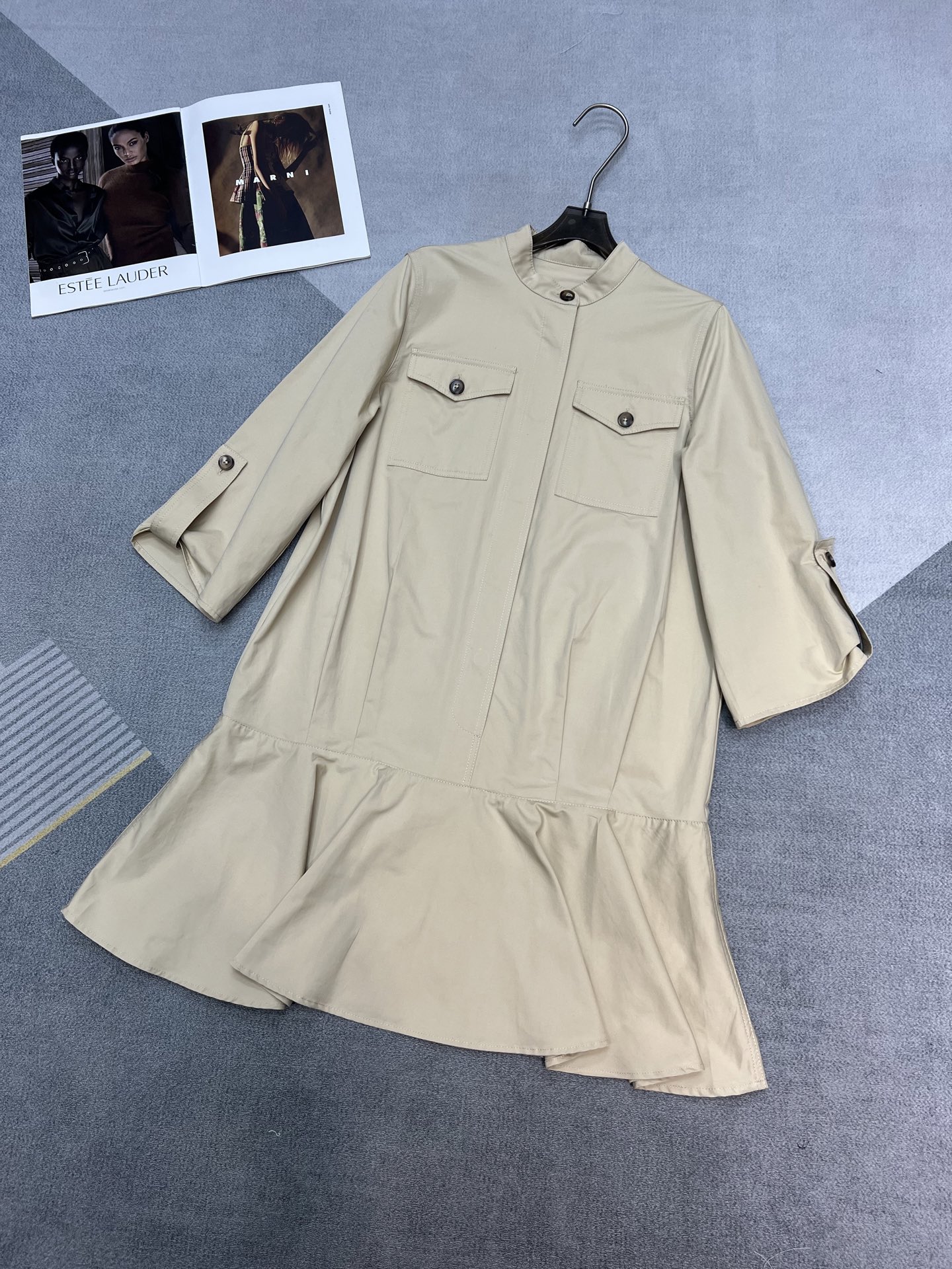 NO:318179,High-quality loe*e 2025 early spring series, a very design-oriented skirt, classic khaki tone, light cotton-like material, too suitable for summer, loose long waistline design, 7-point sleeve buckle, three-dimensional tailoring and pleated pleats, making the whole skirt lively Customized OEM SML,,loewe, skirts,alexander wang19860909高品质loe*e 2025早春系列 很有设计感的小裙子 经典卡其色基调 轻薄的棉感材质 太适合夏天 宽松的长腰线设计 7分袖搭扣 立体剪裁压褶让整条裙子灵动起来 定制贴牌 SML,,loewe,skirts,alexander wang,Women's clothing