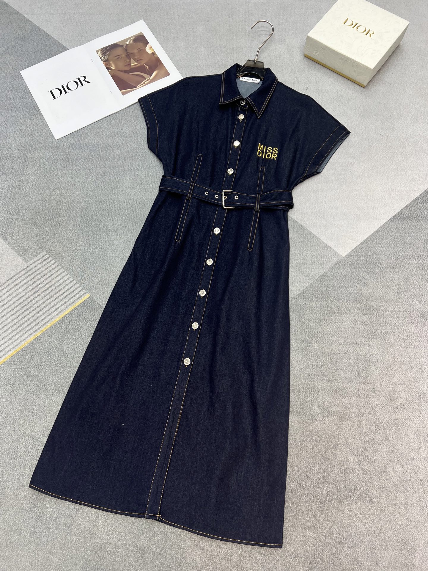 NO:318175,High-quality Dio*/25SS new square collar short-sleeved dress/mother-child embroidery decoration/with natural color classic belt/color high-end/simple temperament/monochrome three-code SML,,dior, skirts,T-shirt,alexander wang19860909高品质Dio*/25SS新款方领短袖连衣裙/子母刺绣装饰/配本色经典腰带/颜色显高级/简约气质/单色三码SML,,dior,skirts,T-shirt,alexander wang,Women's clothing