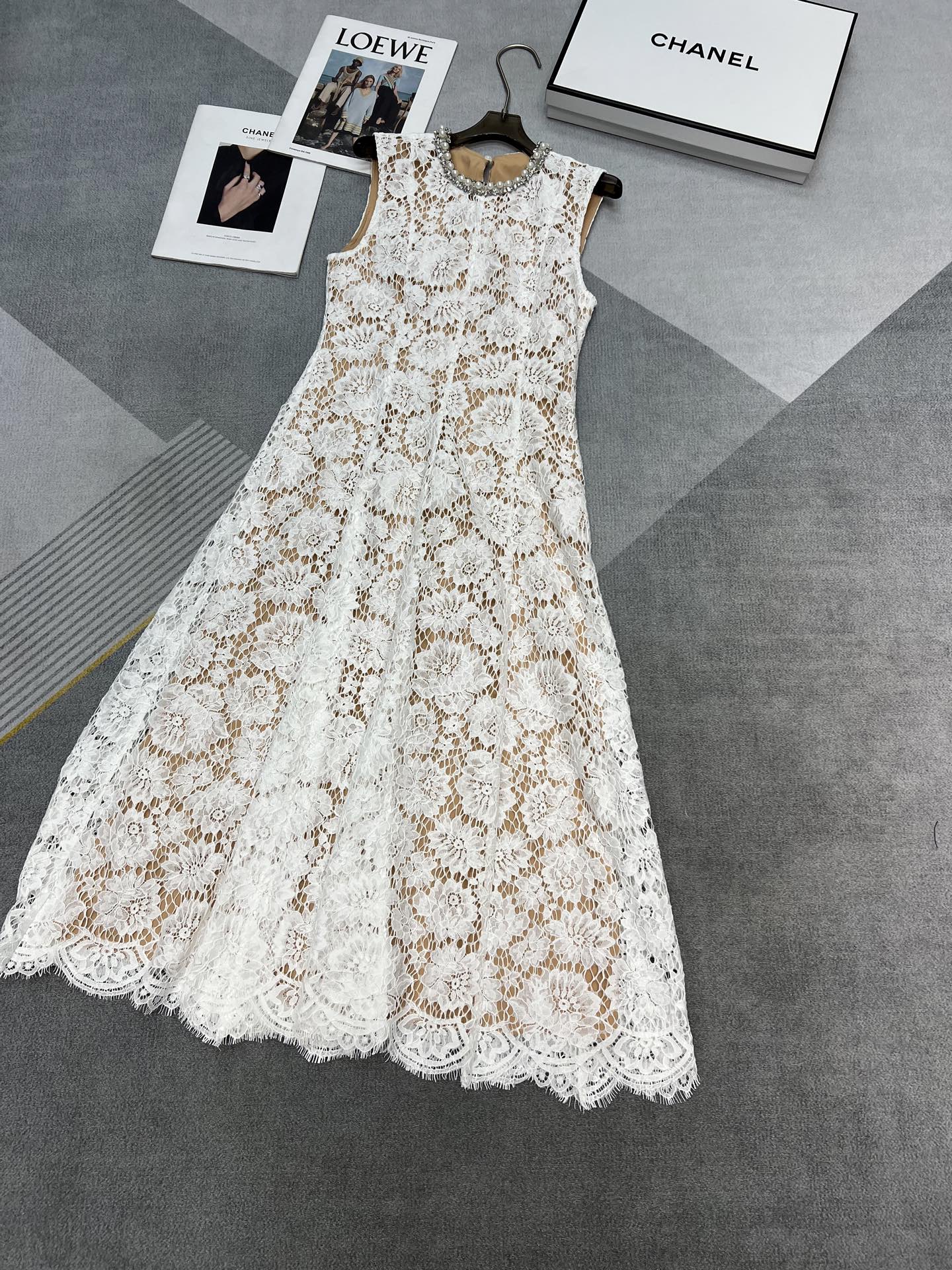 NO:318148,High-quality S*P Early Spring Series Super beautiful heavy-industrial lace skirts are made of custom thick bone lace fabrics. The collars are purely hand-sewn with pearl rhinestones inlaid with three-dimensional tailoring. The mid-length skirt is flowing and elegant. It is about to be hot. Wear beautiful skirts. SML, skirts, alexander wang19860909高品质S*P 早春系列 超美的重工蕾丝长裙 采用定制粗骨线蕾丝面料 领口都是纯手工缝制珍珠水钻镶嵌 立体剪裁 中长裙型飘逸大方 马上就要热啦 美美的裙子穿起来 SML,,skirts,alexander wang,Women's clothing