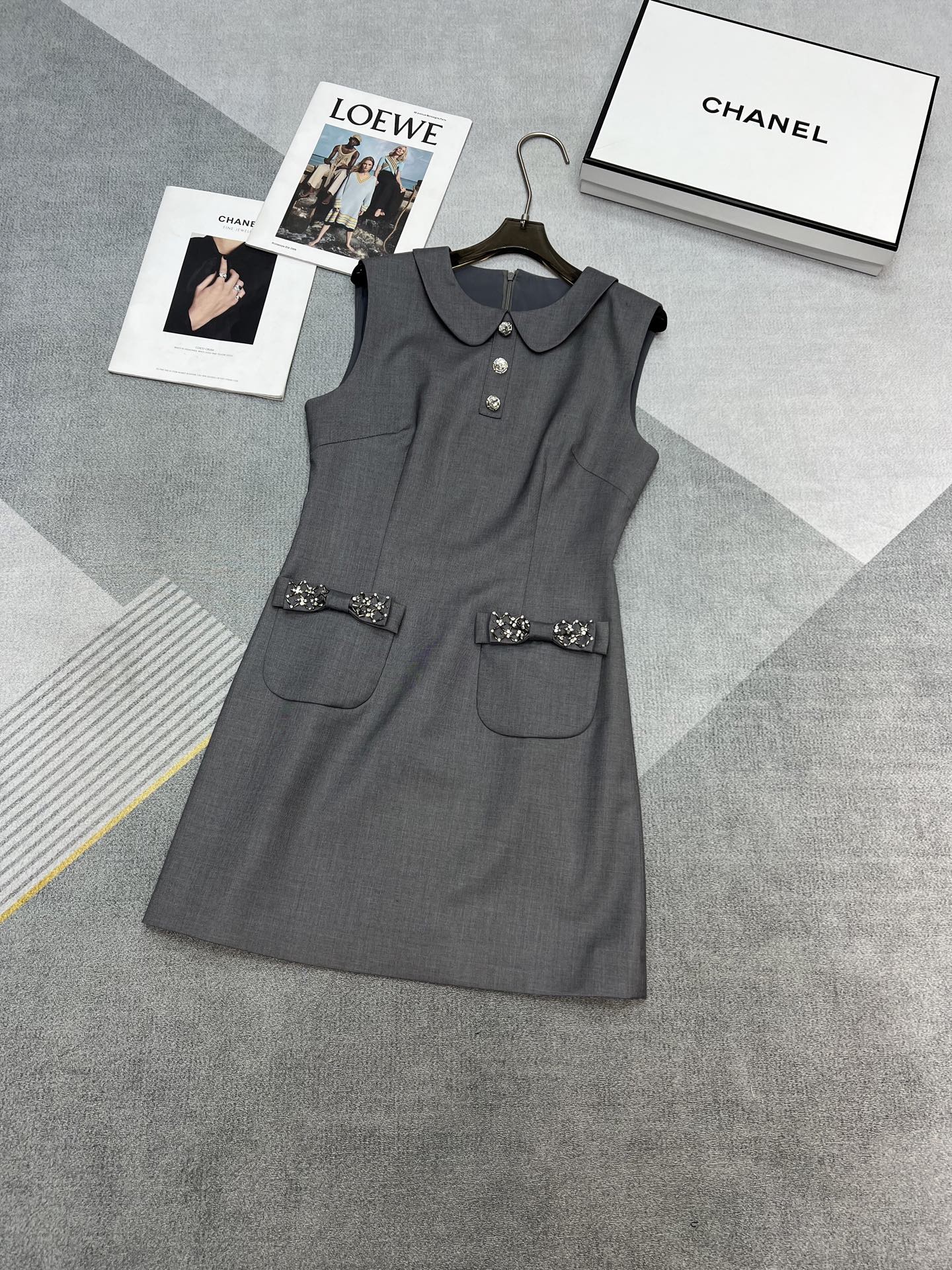 NO:318165,High-quality ya Early Spring Series Elegant small gray skirt Doll collar design Simple two pocket embellishments The key is hand-sewn rhinestones on it The high-end small skirt SML, skirts, alexander wang19860909高品质卓ya 早春系列 气质优雅的小灰裙 娃娃领设计 简约的两个口袋点缀 重点就是上面手工缝制的水钻啦 高级感看得见的小裙子 SML,,skirts,alexander wang,Women's clothing