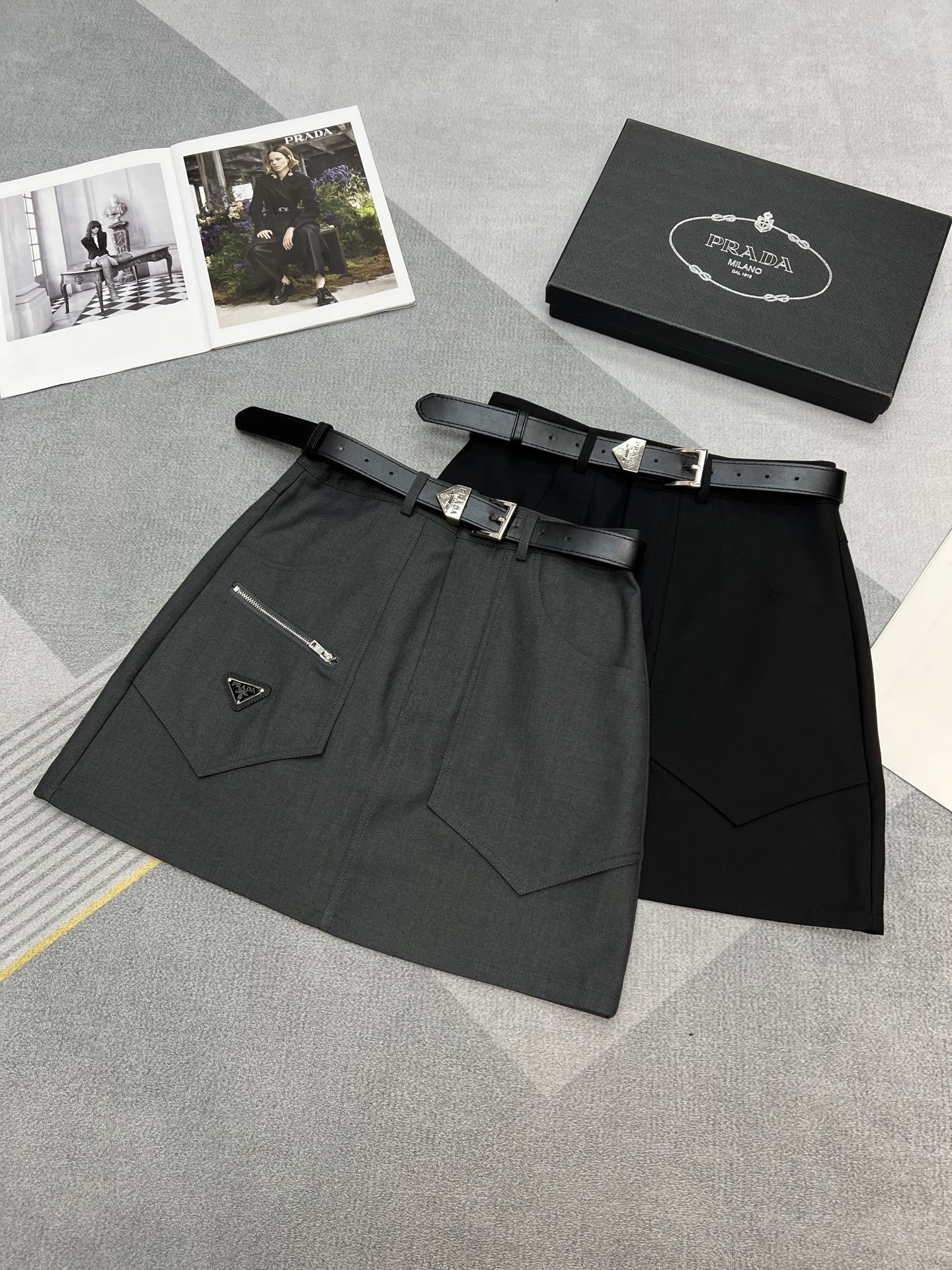NO:318152,High-quality Prad/25 spring and summer new skirt/double pocket design/triangle brand logo iconic/match belt/black grey SML, prada, skirts, alexander wang19860909高品质Prad/25年春夏新款半裙/双口袋设计/三角牌Logo标志性/搭配腰带/黑色灰色SML,,prada,skirts,alexander wang,Women's clothing