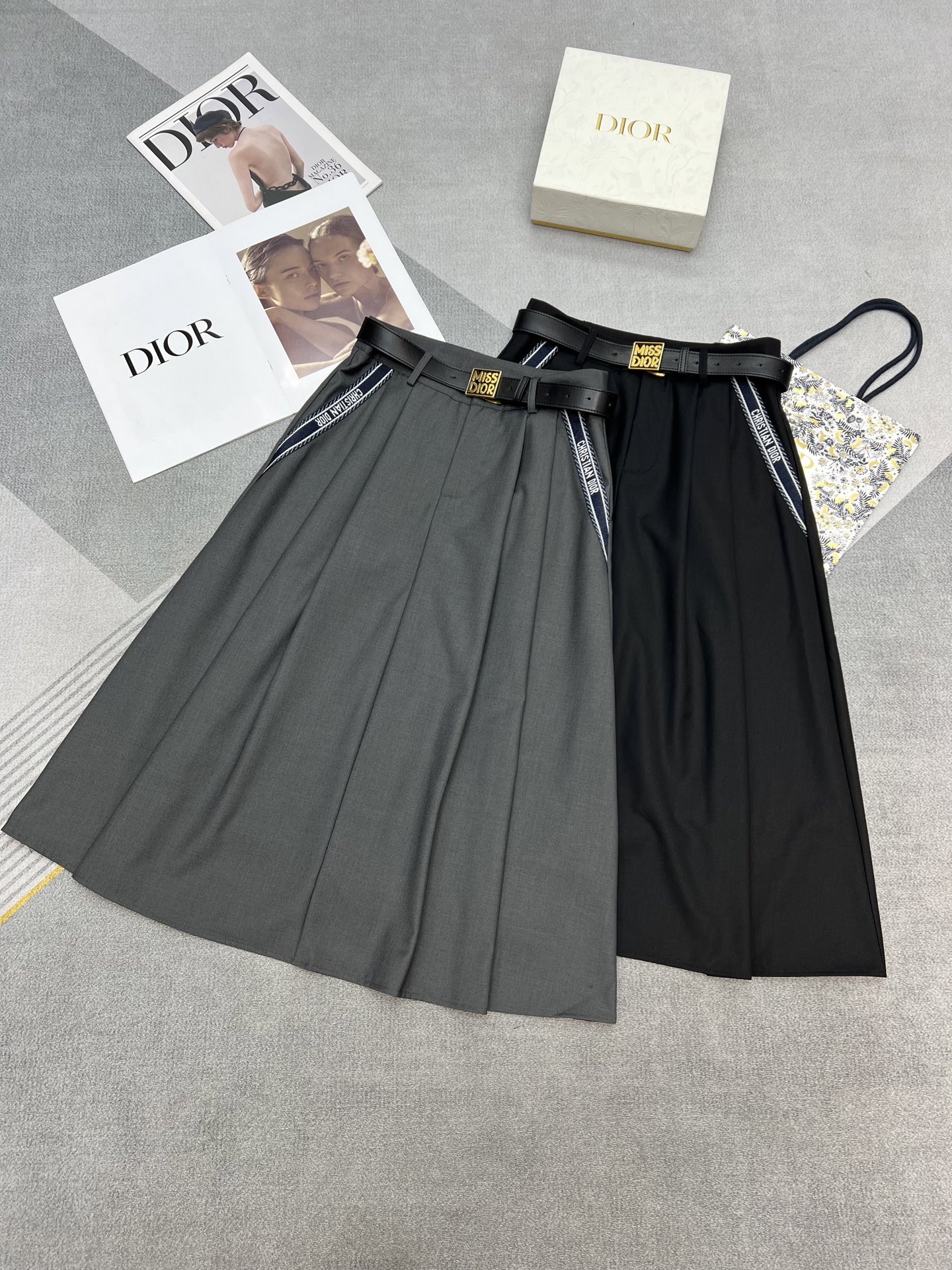 NO:326867,High-quality DIOR2025 spring and summer new high-waist slim fluffy and stylish suit skirt side pocket webbing splicing with miss belt gray black SML, dior, skirts, business suit, alexander wang19860909高品质DIOR2025春夏新款高腰显瘦蓬松有型西装半身裙侧边口袋织带拼接搭配miss腰带灰色黑色SML,,dior,skirts,business suit,alexander wang,Women's clothing
