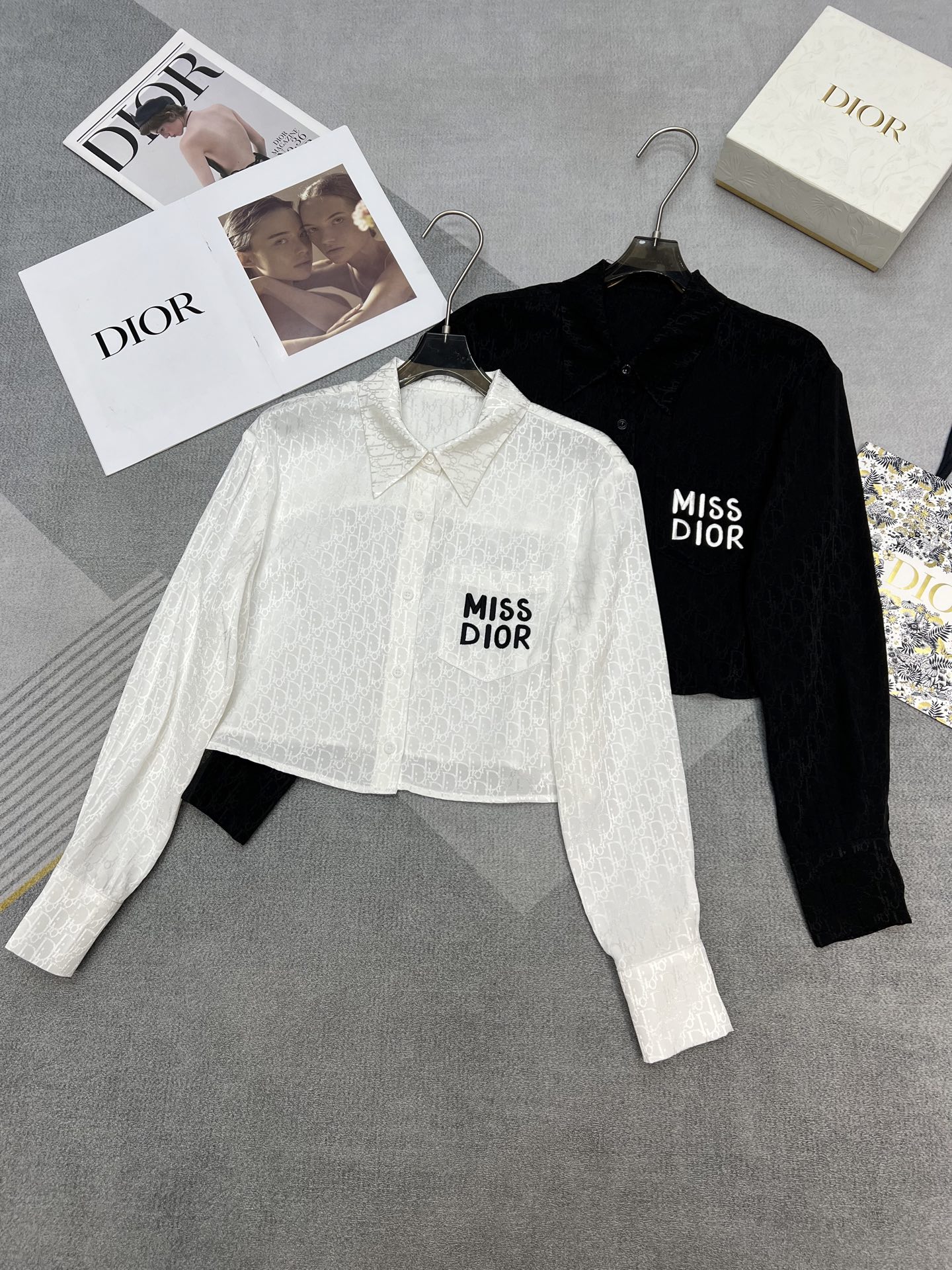 NO:319501,High-quality Dior2025 spring and summer new short long-sleeved shirt classic silk jacquard fabric chest pocket miss embroidery classic versatile black white SML, dior, shirts, alexander wang19860909高品质Dior2025春夏新款短款长袖衬衫经典人丝提花面料胸前口袋miss绣花经典百搭黑色白色SML,,dior,shirts,alexander wang,Women's clothing