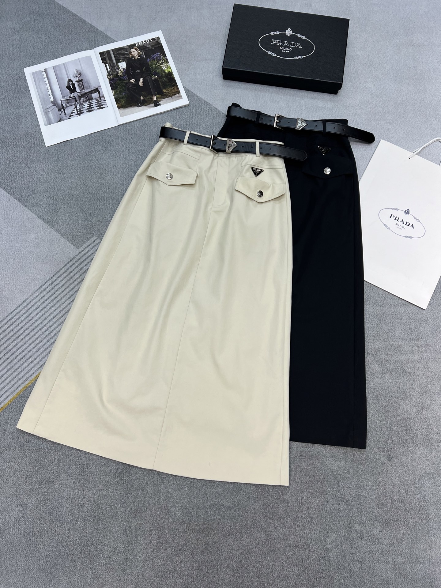 NO:319489,High-quality PRADA Prada 2025 summer new skirt, A-shaped styling style with leather belt, fashionable waist-hugging, nail triangle decoration, 2-color SML, prada, prada, skirts, alexander wang19860909高品质PRADA普拉达2025夏装新款半身裙,A字摆版型搭配皮腰带收腰时髦,钉三角标装饰,2色SML,,prada,prada,skirts,alexander wang,Women's clothing