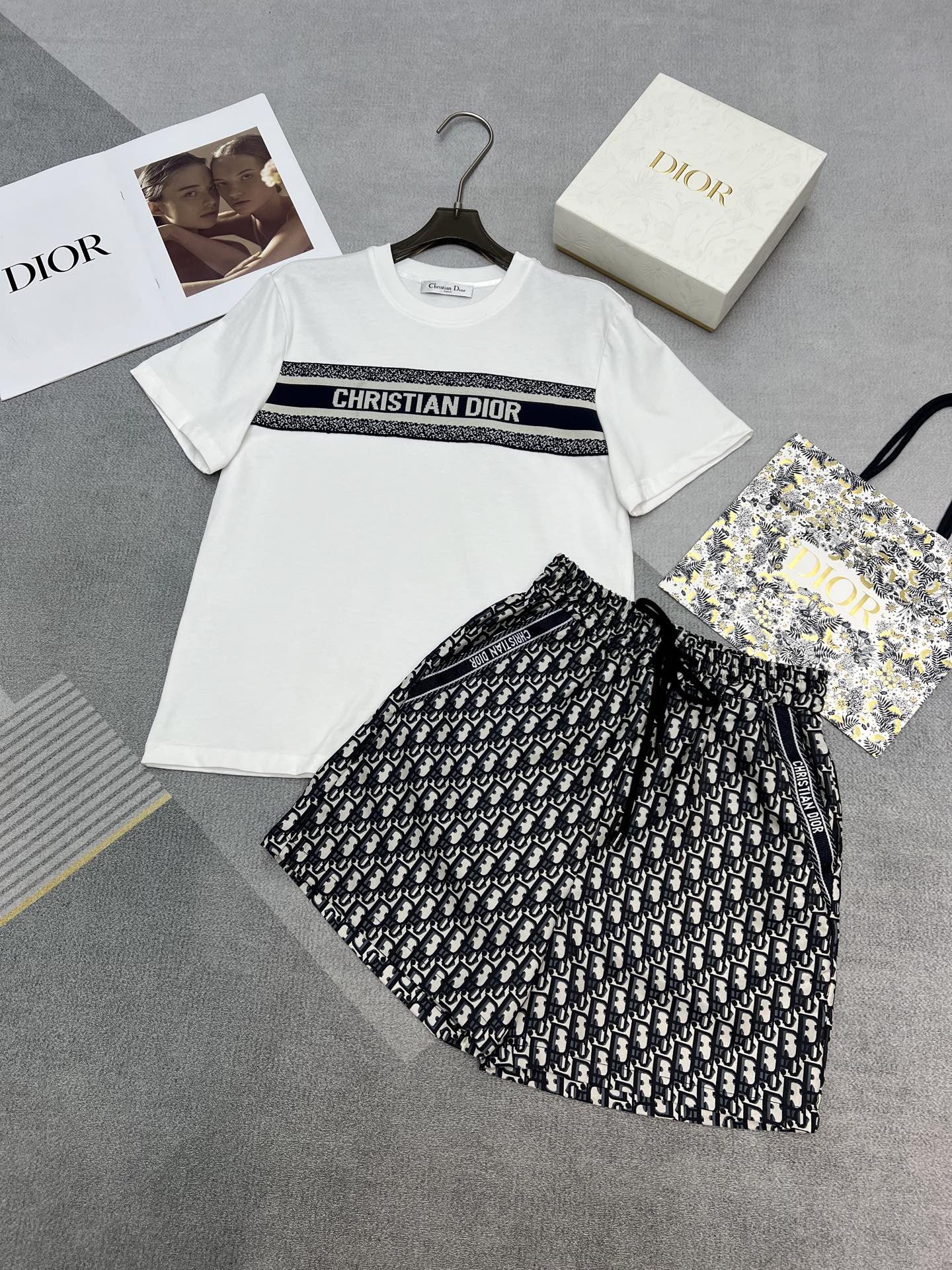 NO:319477,High-quality DIOR2025 spring and summer pure cotton round neck short sleeve logo webbing T-shirt jacquard shorts pants pocket splicing webbing fashion big brand style high-end quality monochrome SML, dior, shorts, T-shirt, tees, t-shirt, alexander wang19860909高品质DIOR2025春夏纯棉圆领短袖logo织带T恤提花短裤裤子口袋拼接织带时尚大牌范儿高端品质单色SML,,dior,shorts,T-shirt,tees，t-shirt,alexander wang,Women's clothing