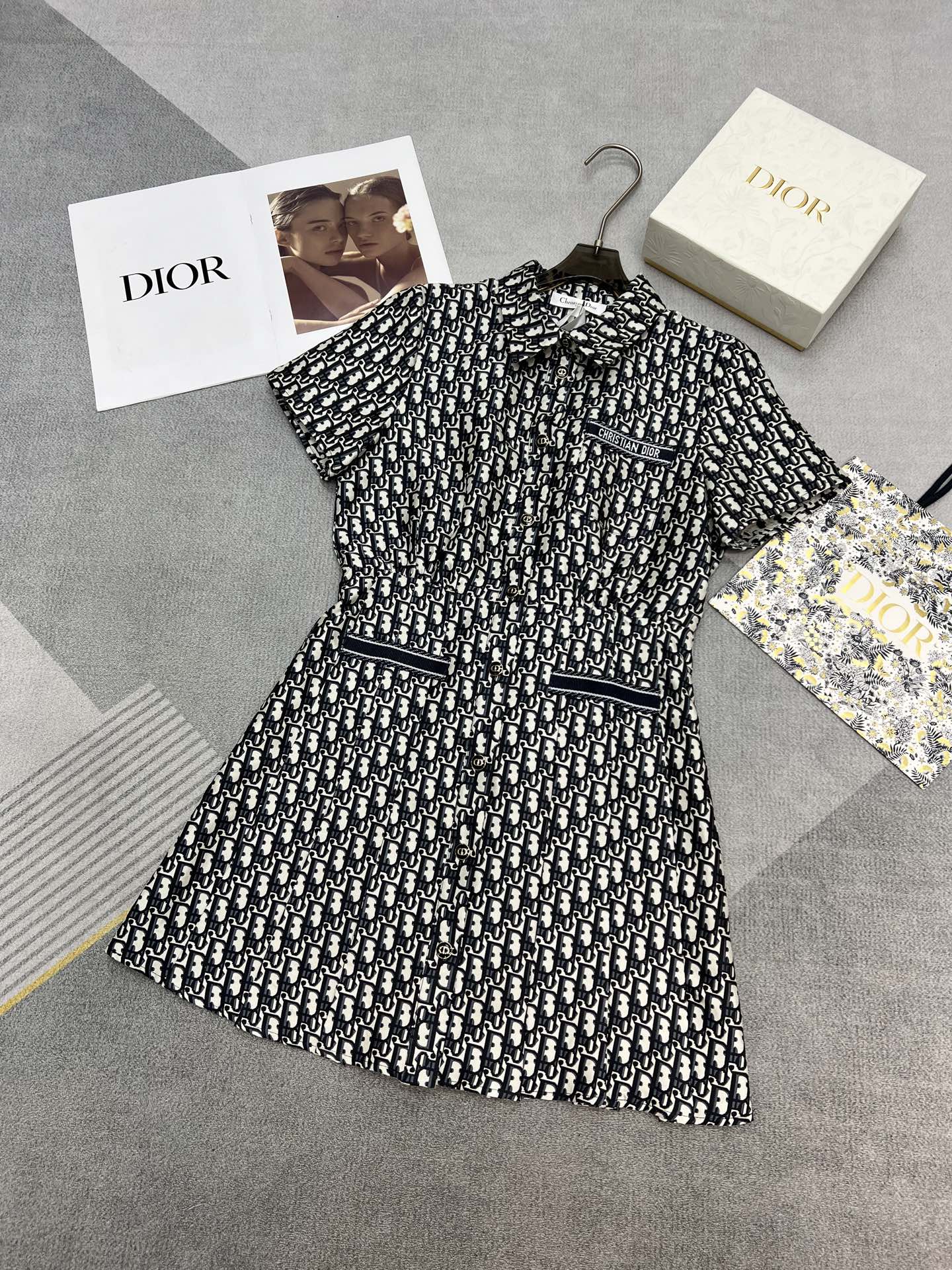 NO:319500,High-quality Dior2025 spring and summer new lapel short sleeve waist pleated dress classic jacquard logo fabric chest logo webbing decoration custom CD button monochrome SML, dior, skirts, T-shirt, alexander wang19860909高品质Dior2025春夏新款翻领短袖收腰百褶连衣裙经典提花logo面料胸前logo织带装饰定制CD纽扣单色SML,,dior,skirts,T-shirt,alexander wang,Women's clothing