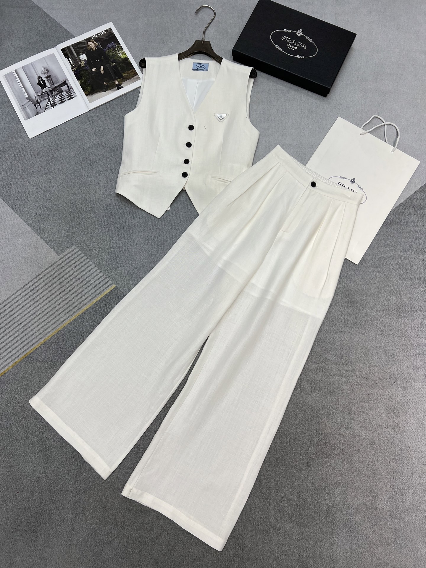 NO:319494,High-quality DRADA2025 spring and summer new vest vest vest wide-leg floor trousers set high-end tensile linen fabric making chest classic triangle decorative monochrome SML, alexander wang19860909高品质DRADA2025春夏新款马甲背心阔腿拖地长裤套装高端天丝亚麻面料制作胸前经典三角标装饰单色SML,,alexander wang,Women's clothing