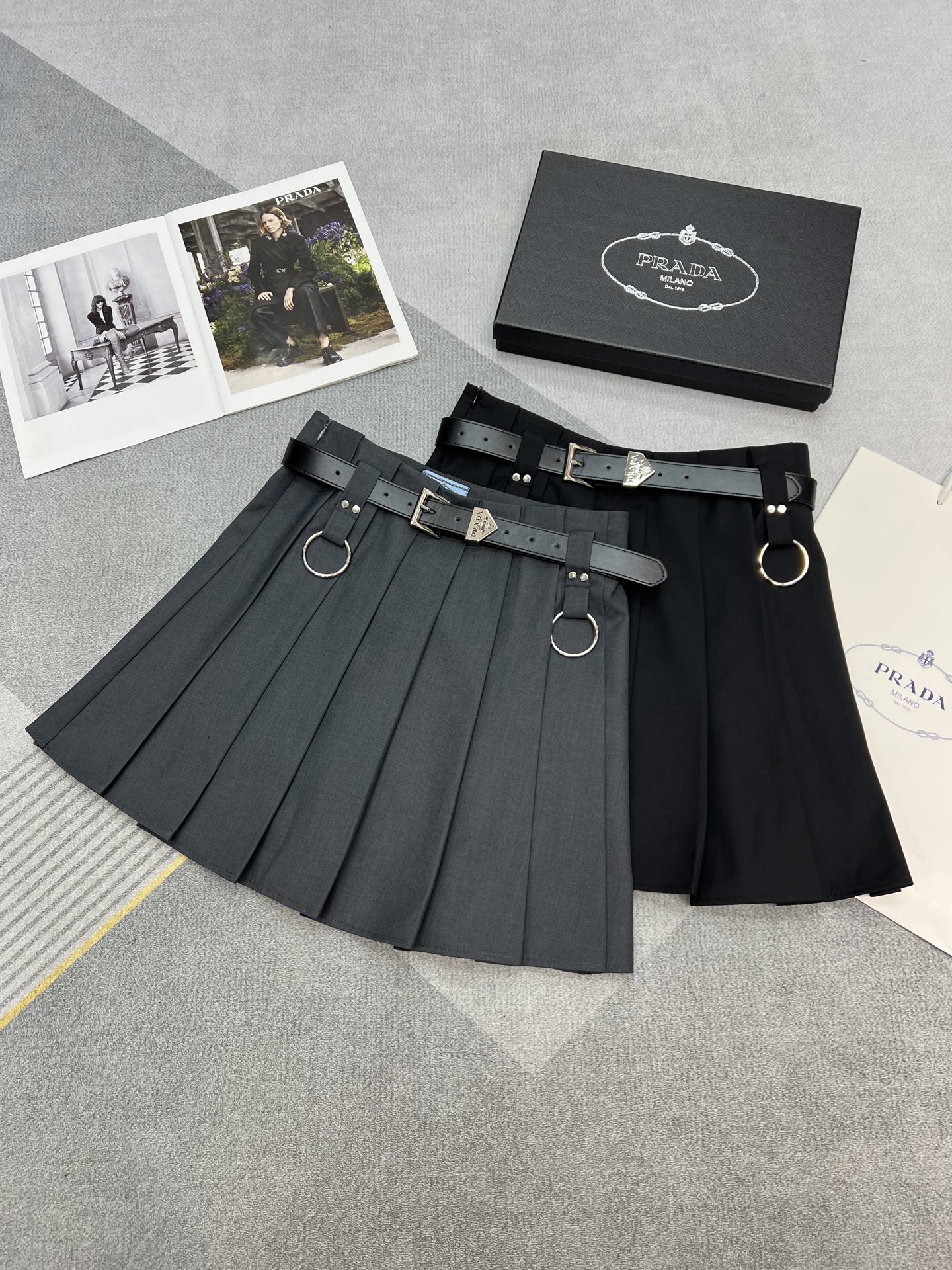 NO:319482,High-quality PRADA/Prada 2025 summer new short skirt, pleated mini skirt with metal rings, safety pants lined with belt, fashionable, playful and versatile, 2 colors SML, prada, prada, skirts, alexander wang19860909高品质PRADA/普拉达2025夏装新款短裙,褶裥带金属环迷你裙裙子里衬有安全裤,搭配皮带时髦俏皮百搭,2色SML,,prada,prada,skirts,alexander wang,Women's clothing