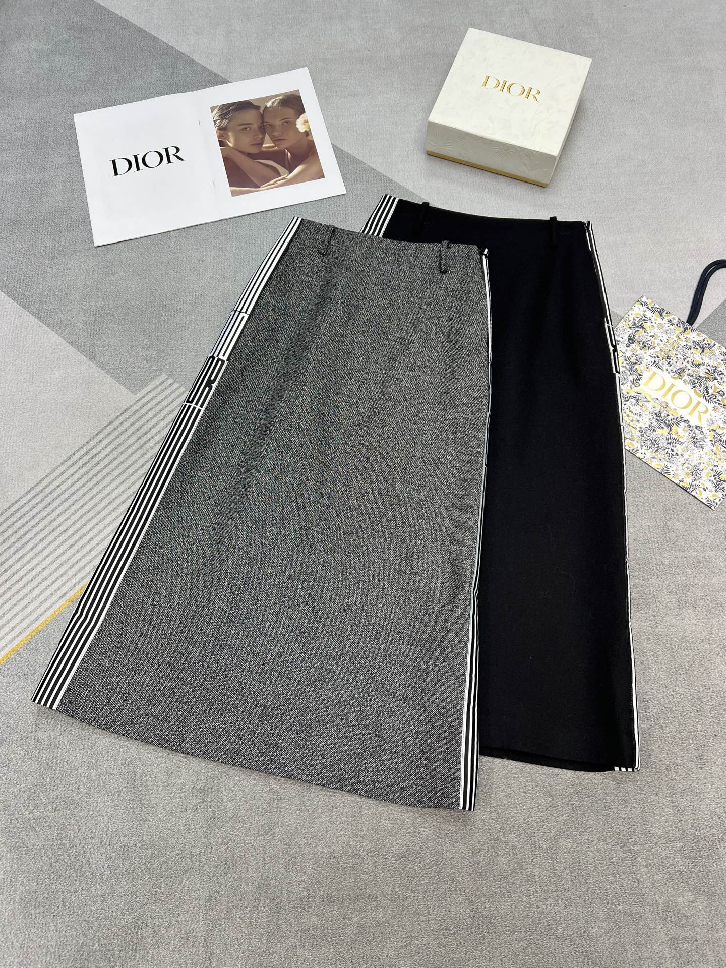 NO:319476,High-quality Dio*25 new early spring and summer series New skirt Letter striped edge design Wool blend fabric High-end quality Black and gray 2 colors SML,,dior, skirts,alexander wang19860909高品质Dio*25年新款早春夏系列 新款半裙 字母条纹边设计 羊毛混纺面料 高端品质 黑灰2色 SML,,dior,skirts,alexander wang,Women's clothing