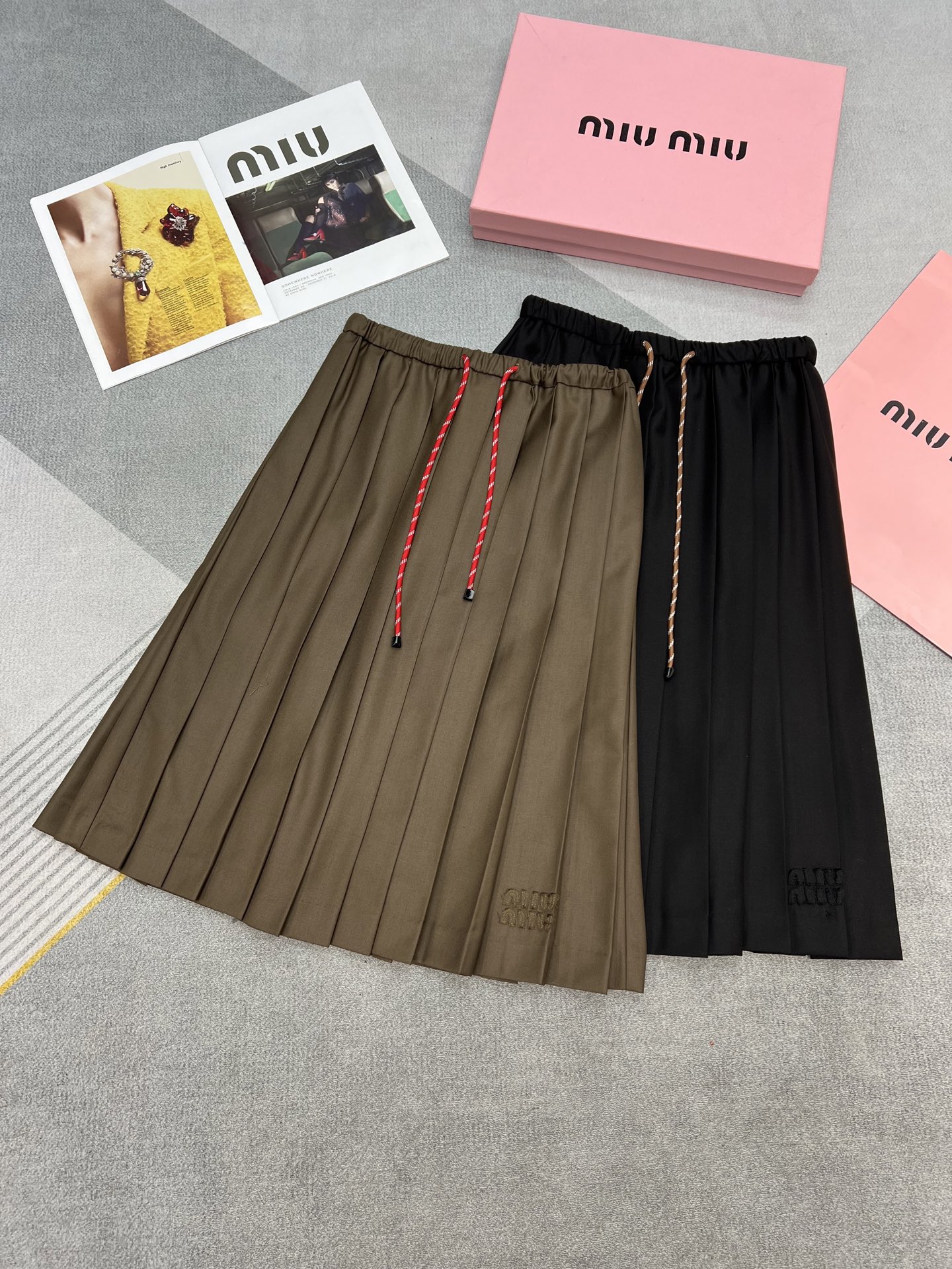 NO:319493,High-quality MiuMi*/25SS new skirt letter embroidery decoration/elastic rope belt/stylish and elegant/two-color three-code SML, miumiu, skirts, alexander wang19860909高品质MiuMi*/25SS 新款半裙字母刺绣装饰/松紧绳腰带/时尚大方/两色三码SML,,miumiu,skirts,alexander wang,Women's clothing