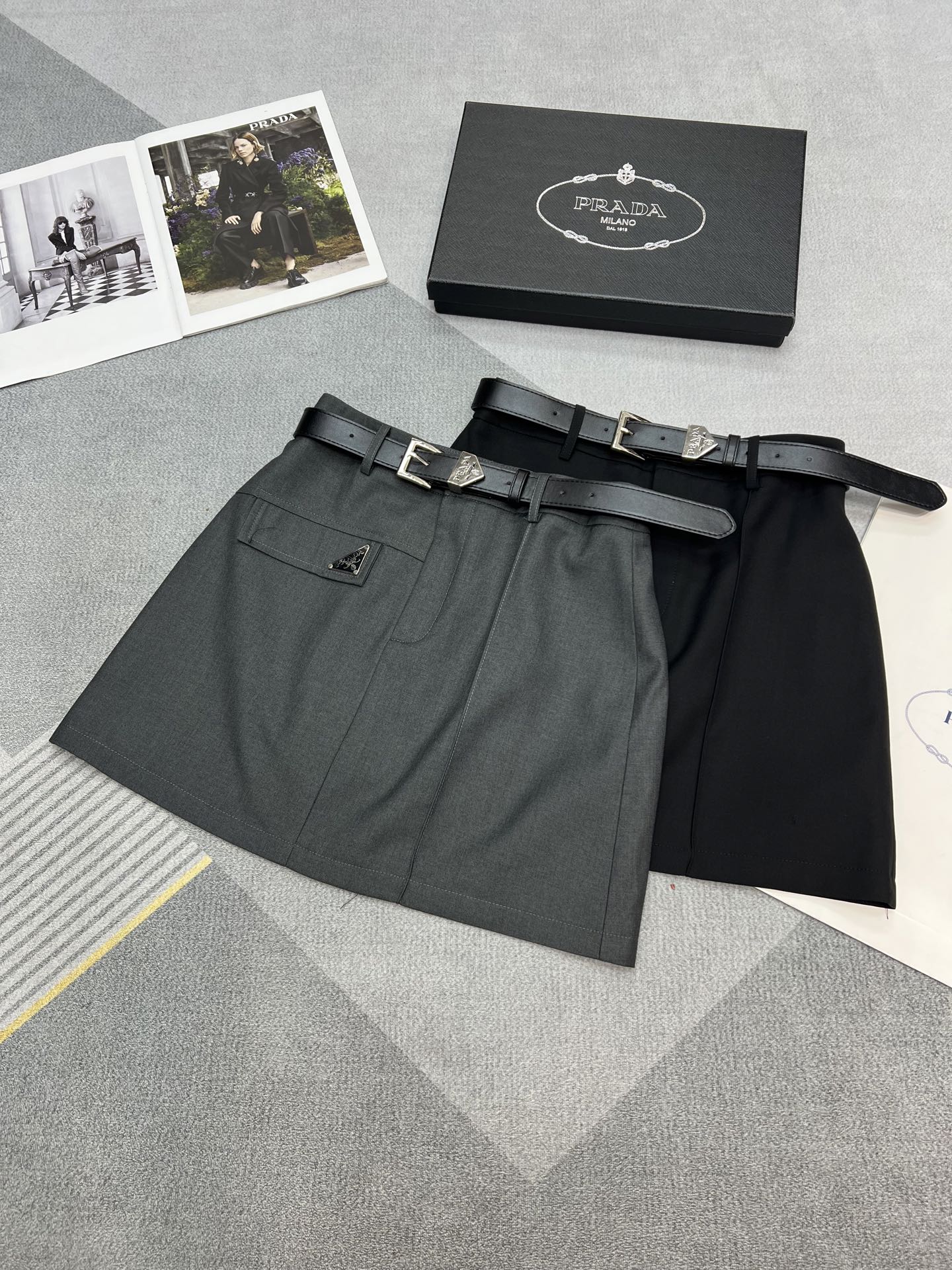 NO:319475,High-quality Prad*25 spring and summer new waist-hugging slim skirt/triangle brand logo design/big brand style/matched with high-end custom belt/gray black SML, prada, skirts, alexander wang19860909高品质Prad*25年春夏新款收腰显瘦半裙/三角牌Logo设计/大牌范儿十足/搭配高级定制腰带/灰色黑色SML,,prada,skirts,alexander wang,Women's clothing