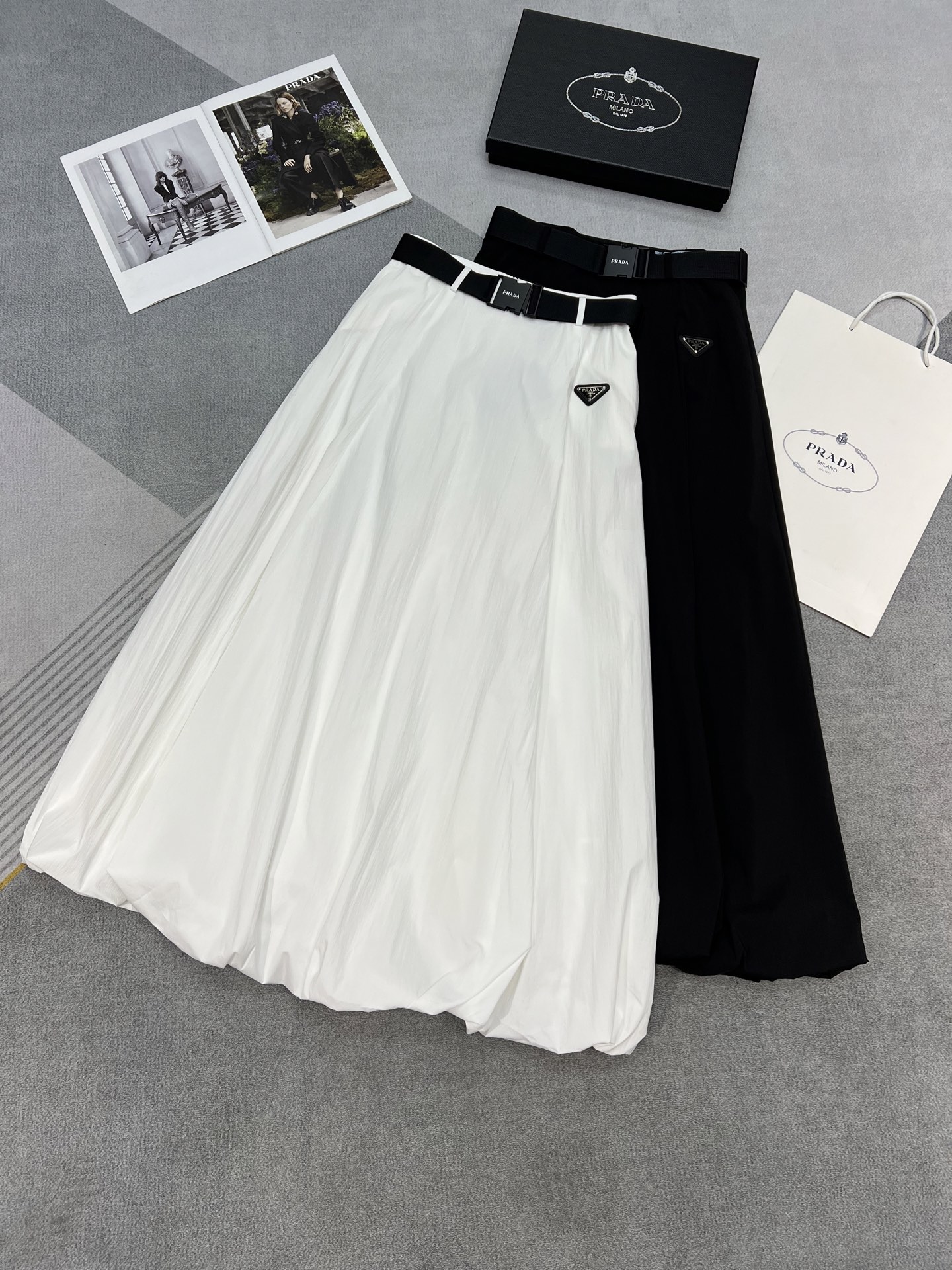 NO:329878,High-quality Prad*25 spring and summer new long skirt/double pocket design/triangle brand logo decoration/matched with custom belt/slim and versatile style/full of high-end feel/black white/SML,,prada, skirts,alexander wang19860909高品质Prad*25年春夏新款长半裙/双口袋设计/三角牌Logo装饰/搭配定制腰带/显瘦百搭版型／高级感满满/黑色 白色／SML,,prada,skirts,alexander wang,Women's clothing