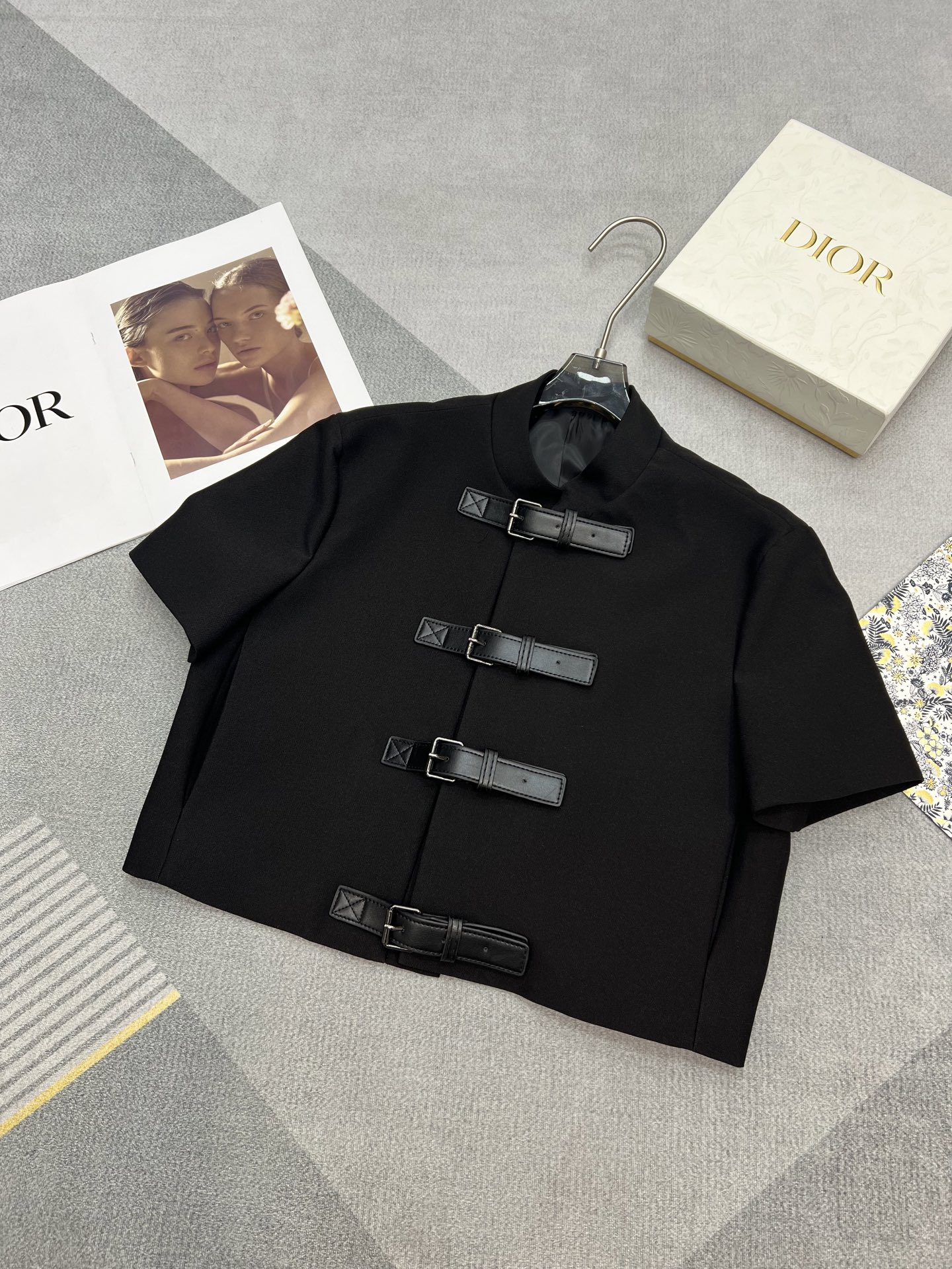 NO:328921,High-quality di*r early spring series Super cool belt buckle black jacket capable and exquisite black glossy twill fabric high-end textured with customized belt buckle design handsome and elegant short-sleeved suit jacket Black is really cool SML,,jackets & coats,T-shirt,business suit,alexander wang19860909高品质di*r 早春系列 超酷的皮带扣黑色小外套 干练精致的黑色亮光斜纹面料 高级有质感 搭配定制的皮带扣设计 帅气又不失优雅 短袖西装外套 黑色真的太酷啦 SML,,jackets & coats,T-shirt,business suit,alexander wang,Women's clothing